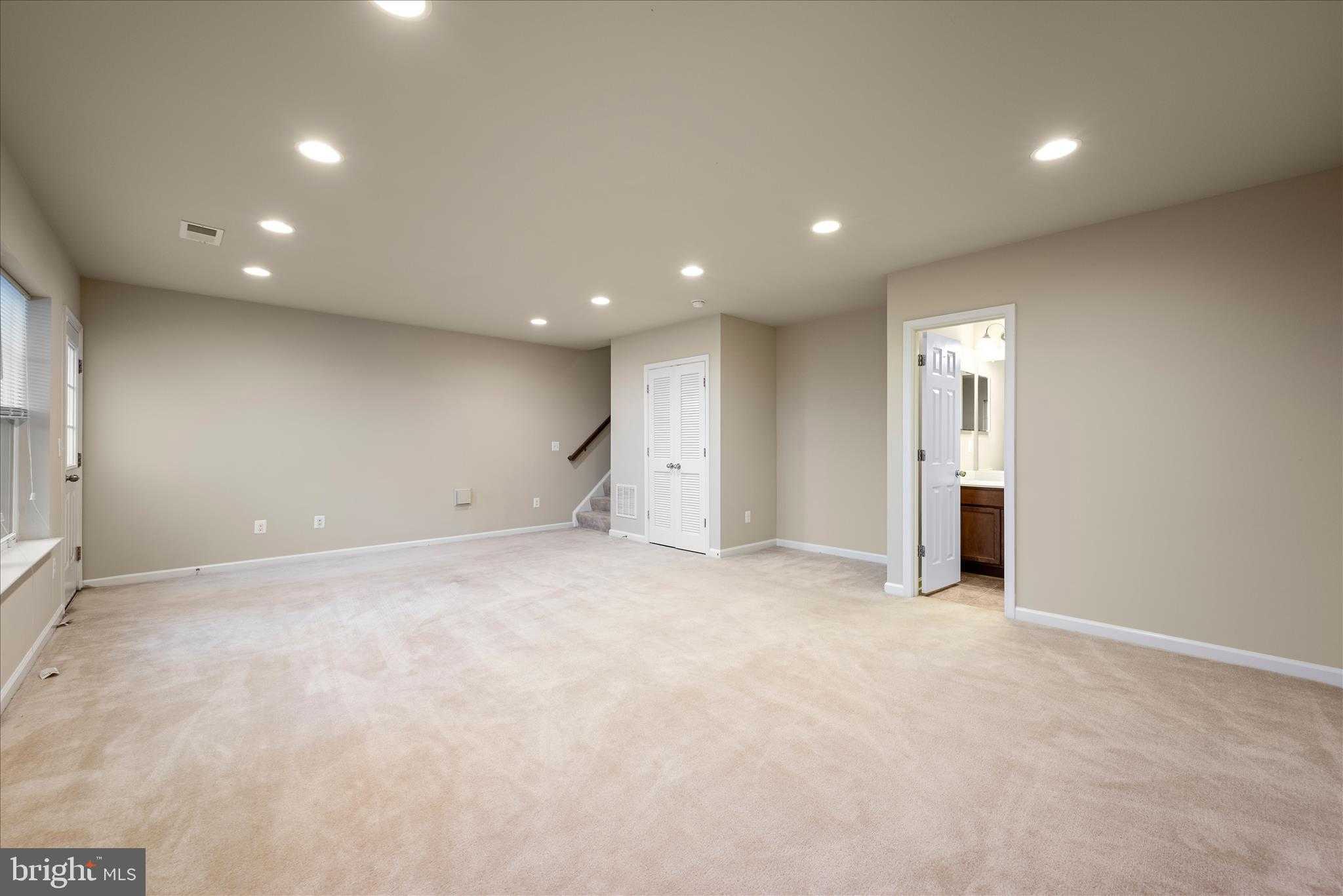 105 Domino CT photo 16