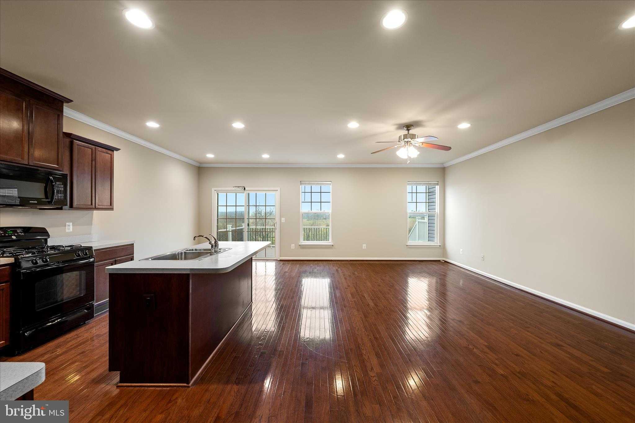 105 Domino CT photo 4