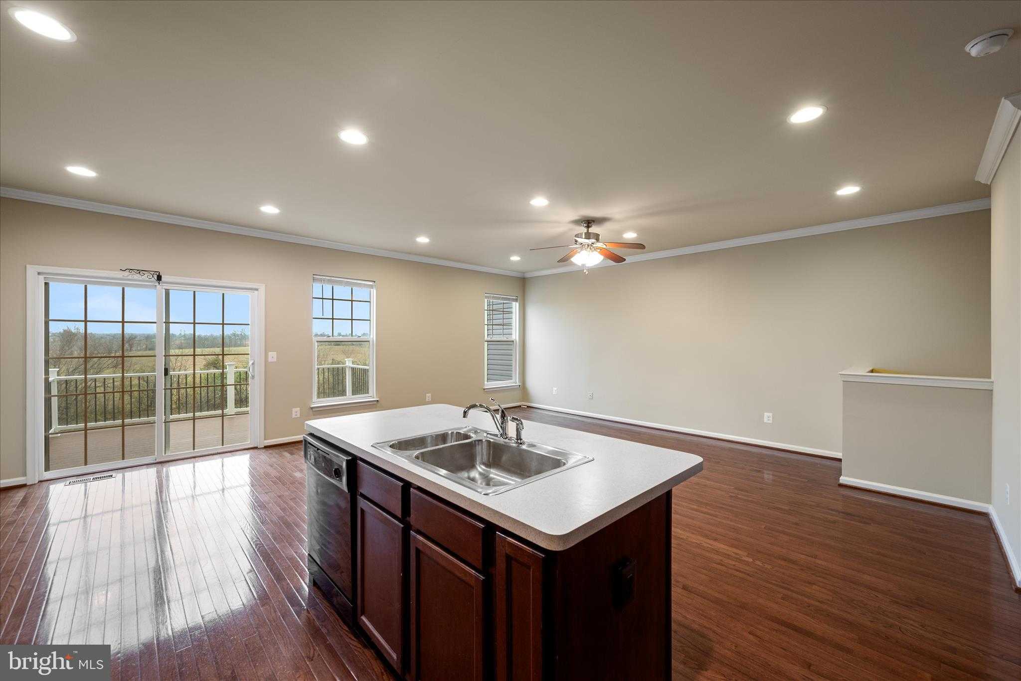 105 Domino CT photo 7