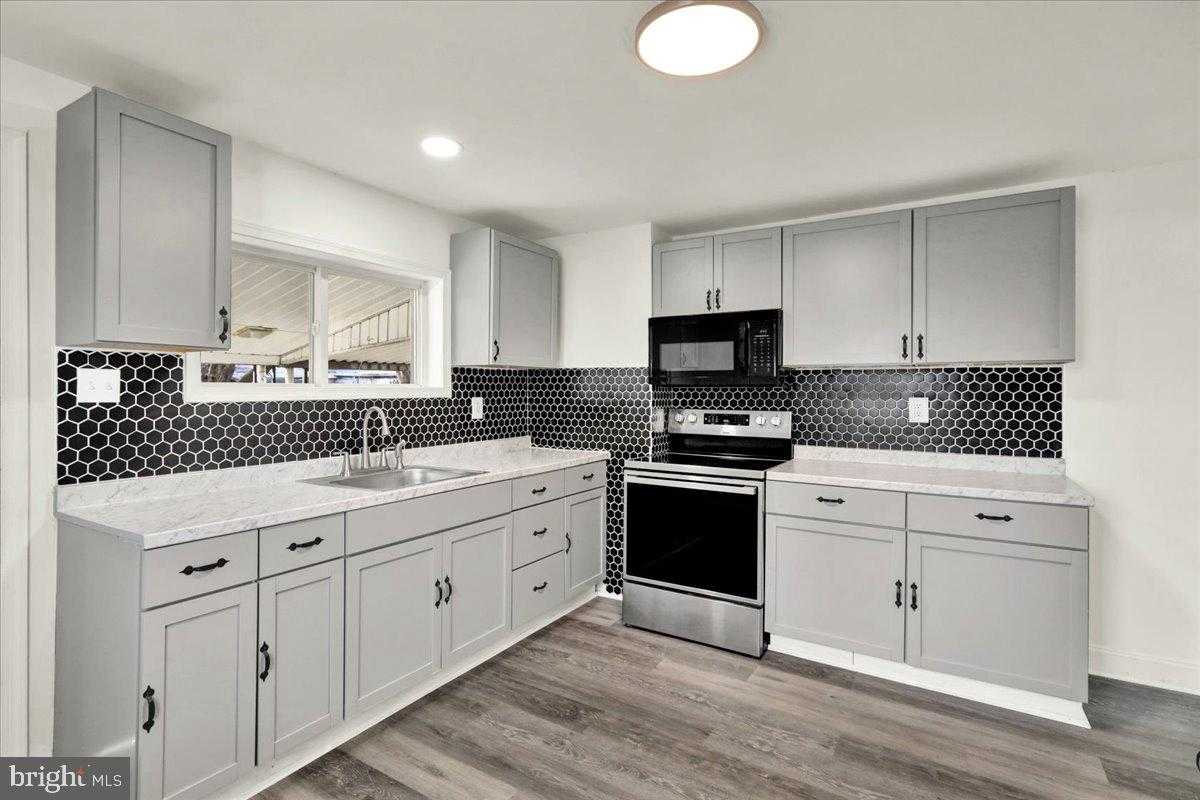 32 S Front St photo 10