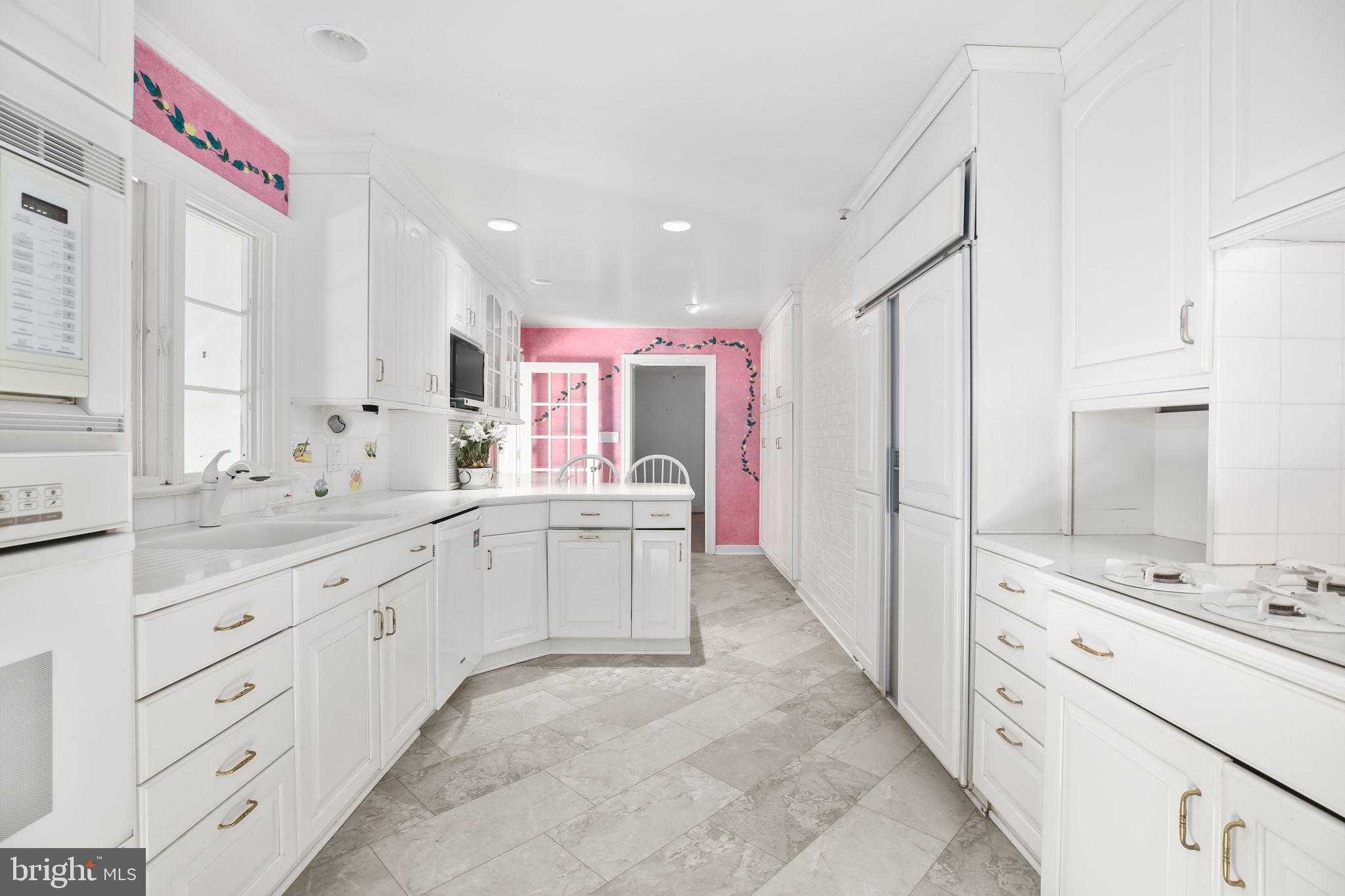 4004 Longwood Dr photo 2