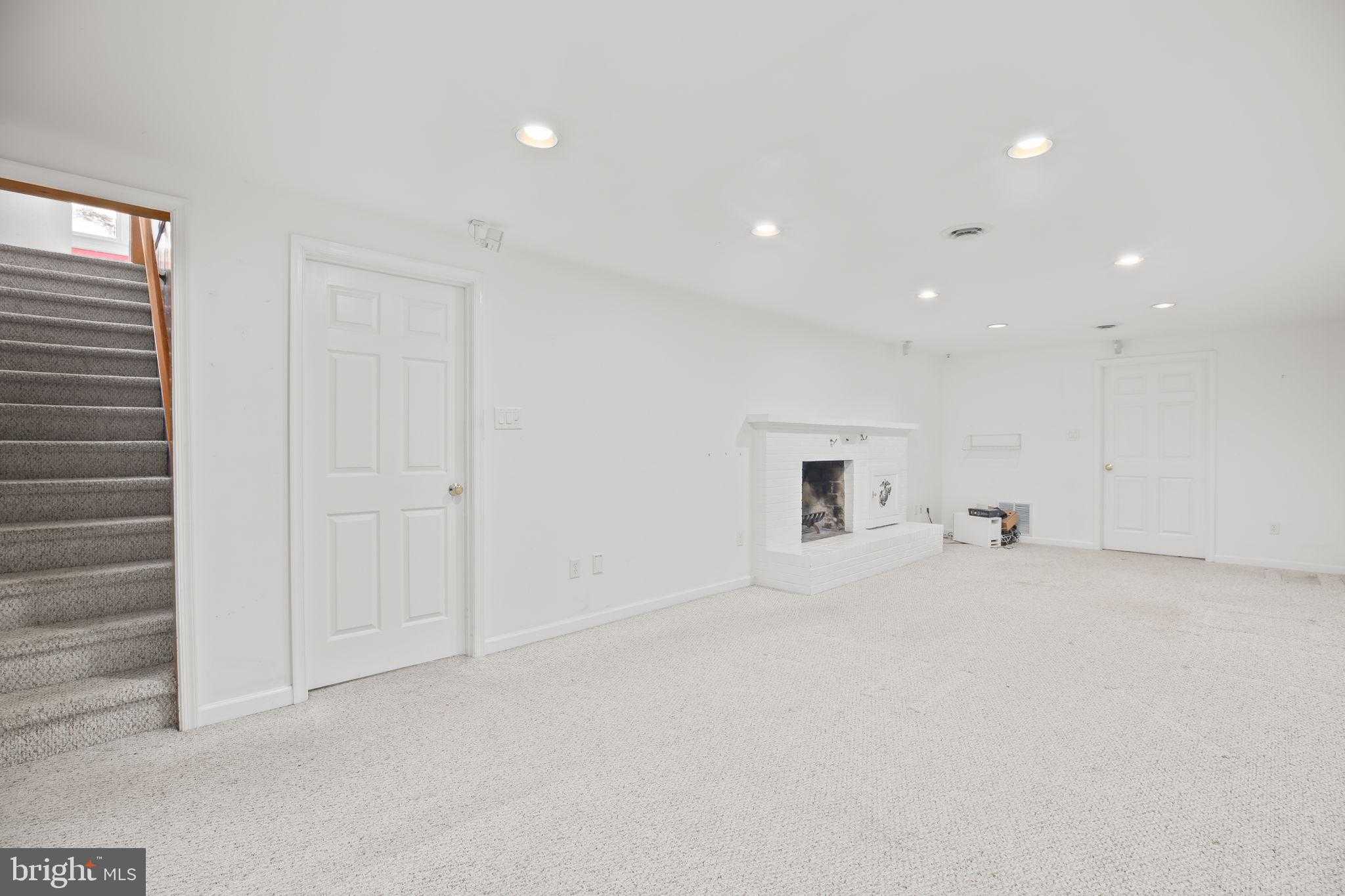 4004 Longwood Dr photo 4