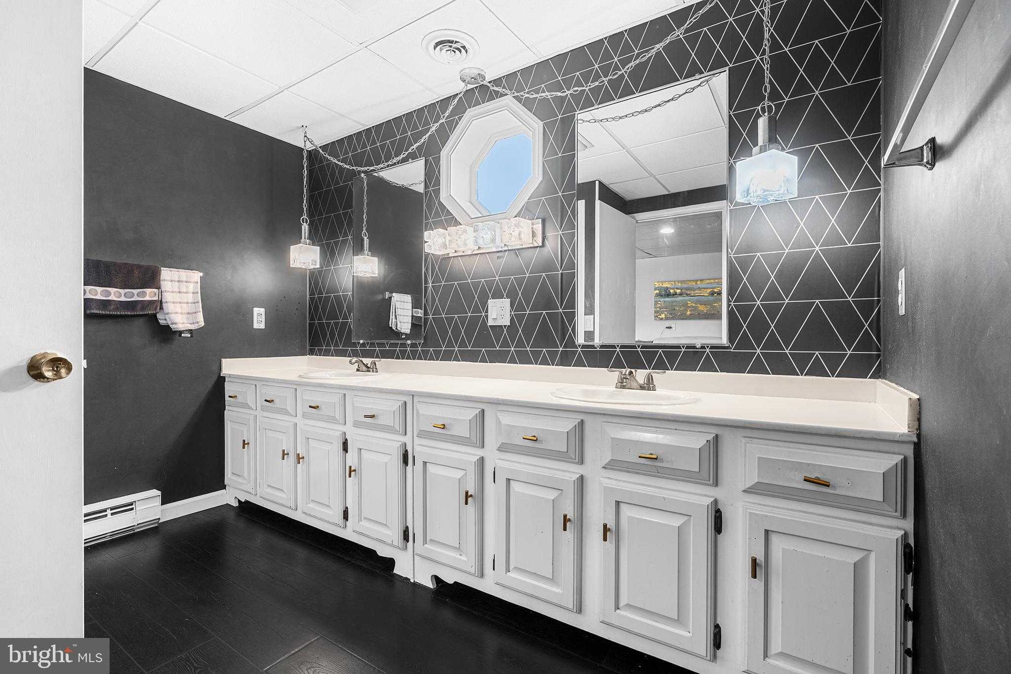 676 W Market St photo 16