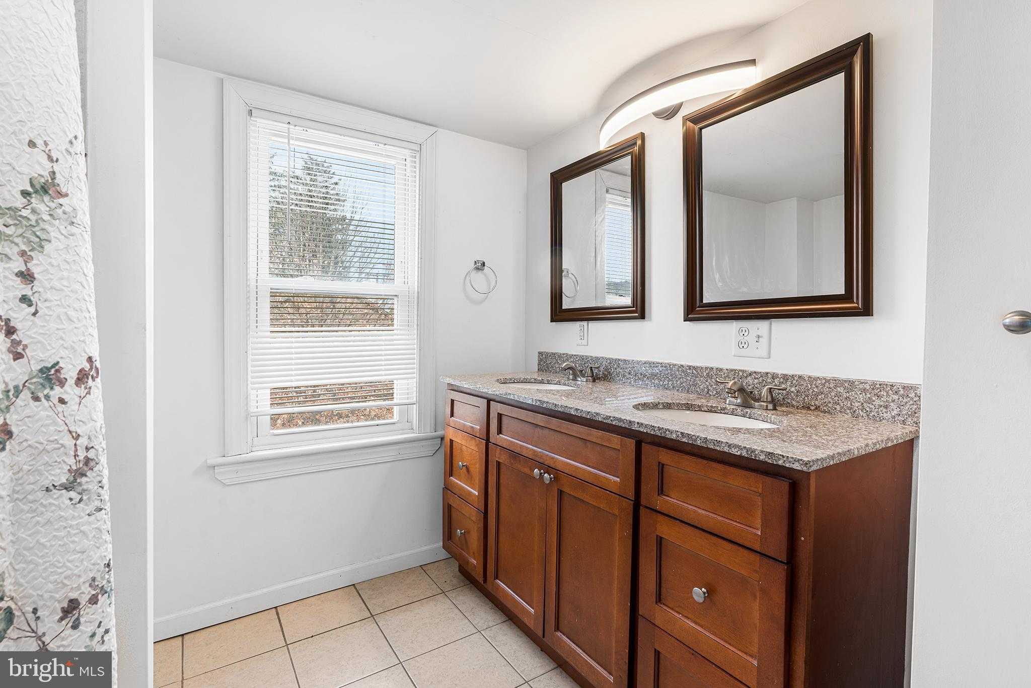 676 W Market St photo 27