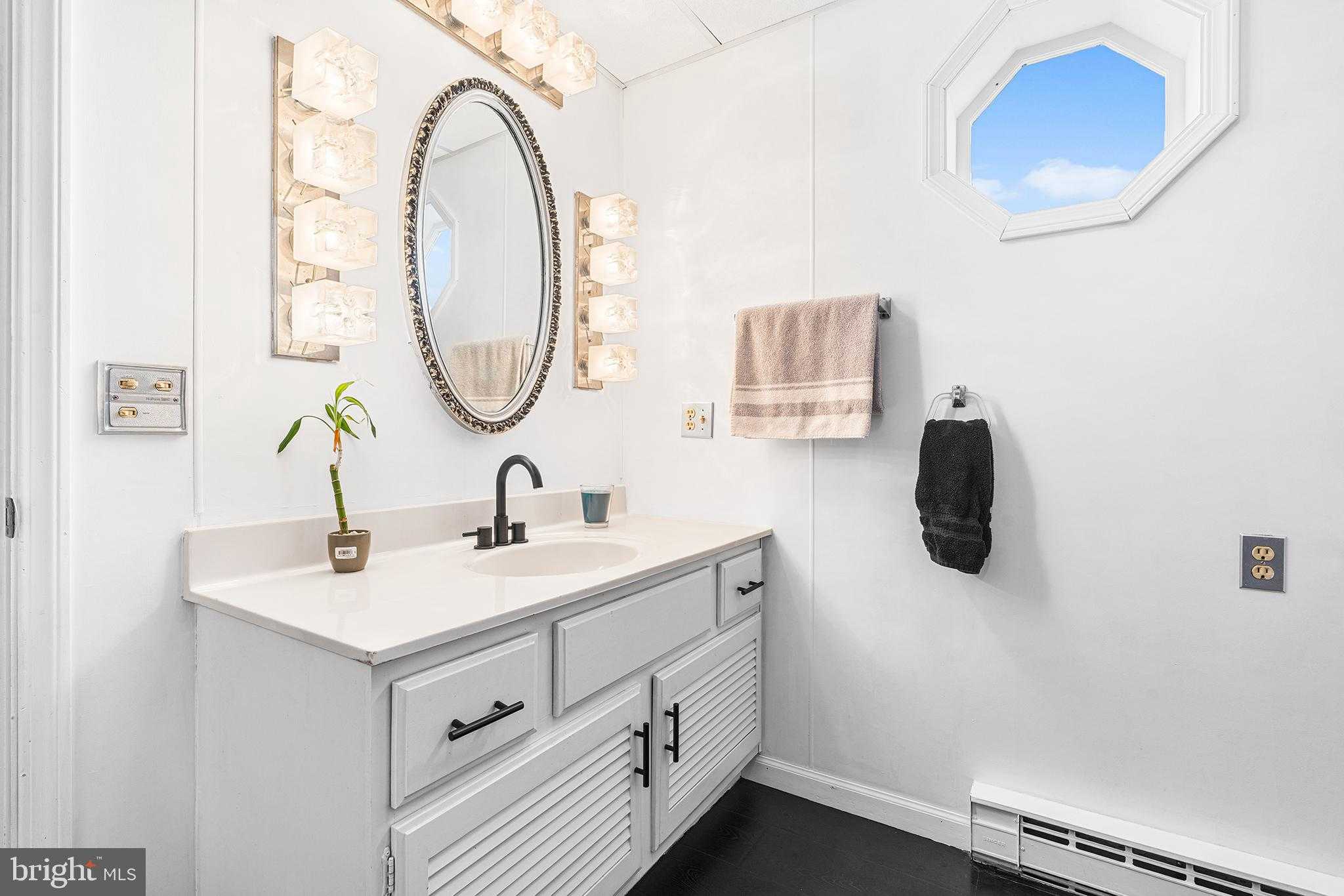 676 W Market St photo 28