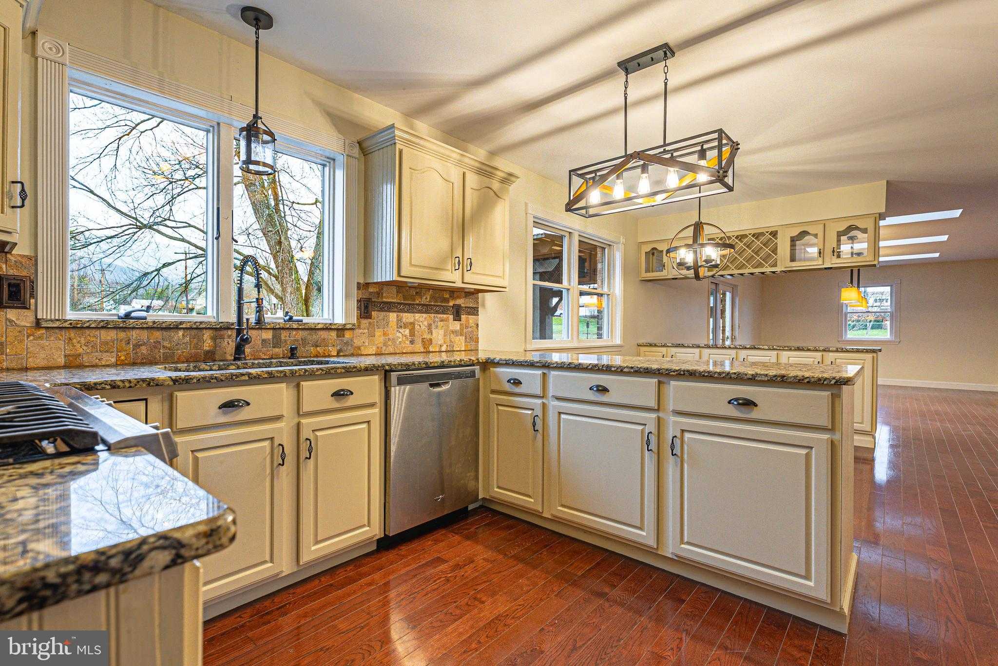 18643 Rose Hill Dr SW photo 2