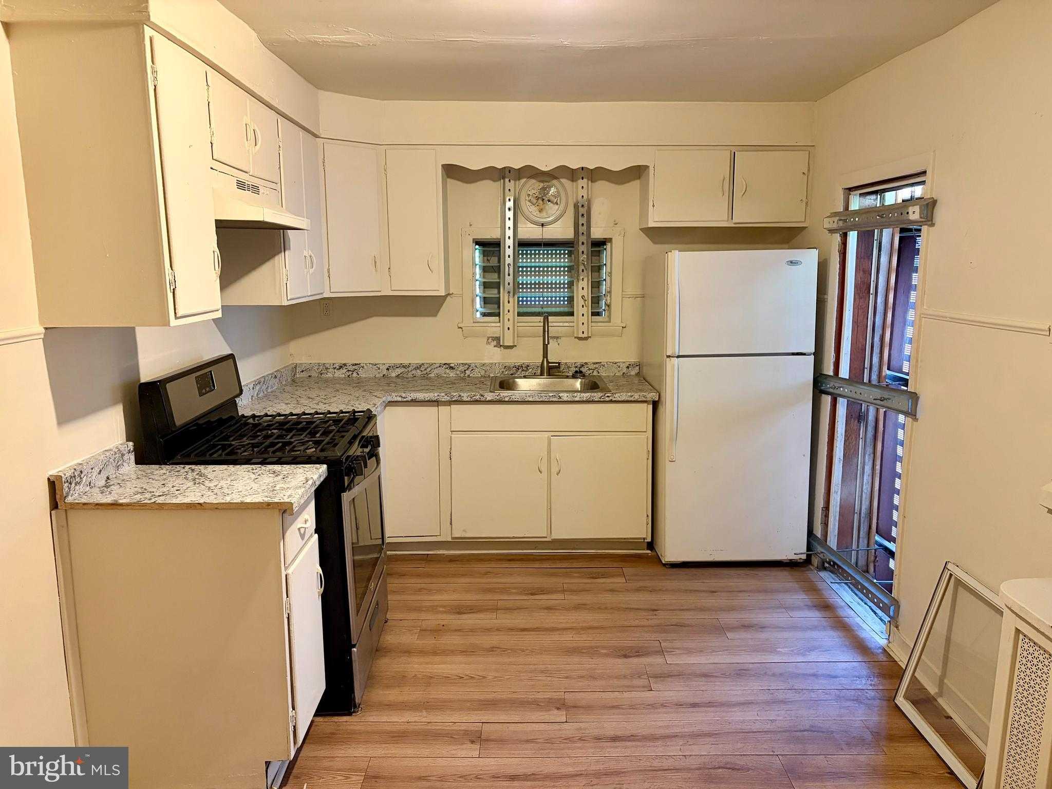 1854 E Lippincott St photo 3