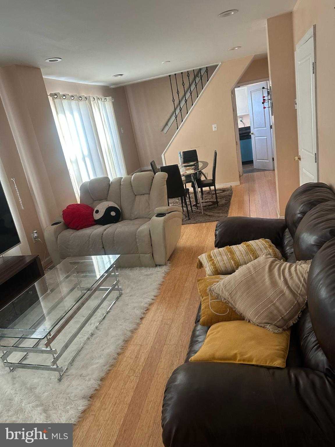 600 Goldleaf Ave photo 2