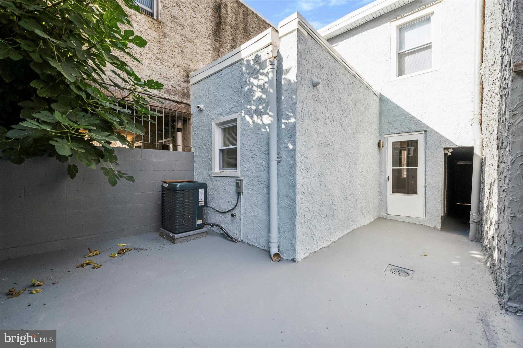 2033 N Mascher St photo 11