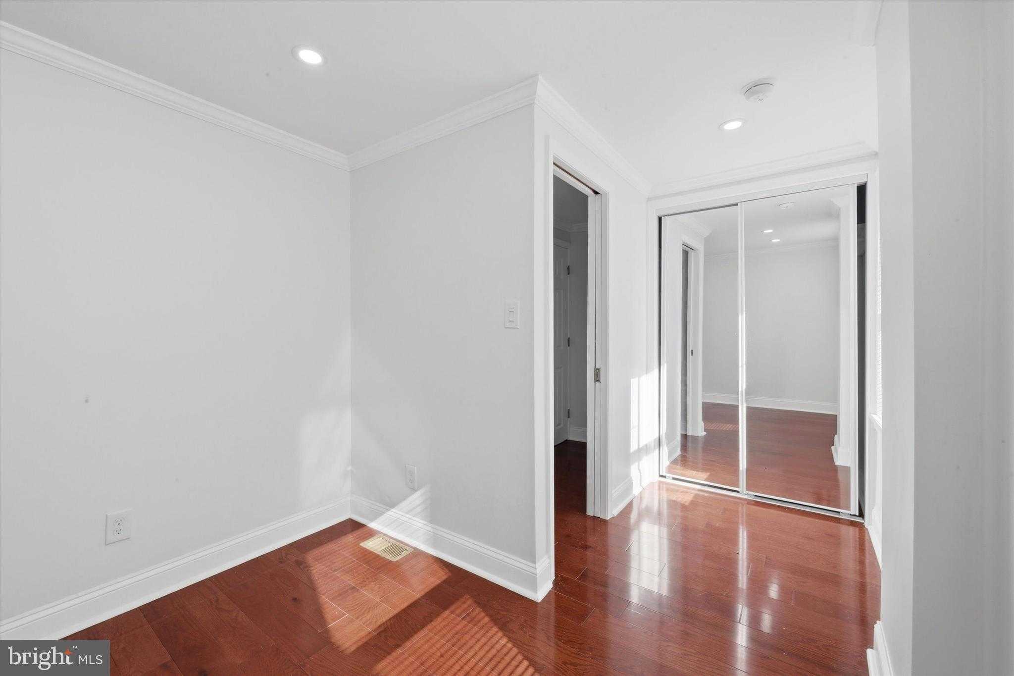 2033 N Mascher St photo 14