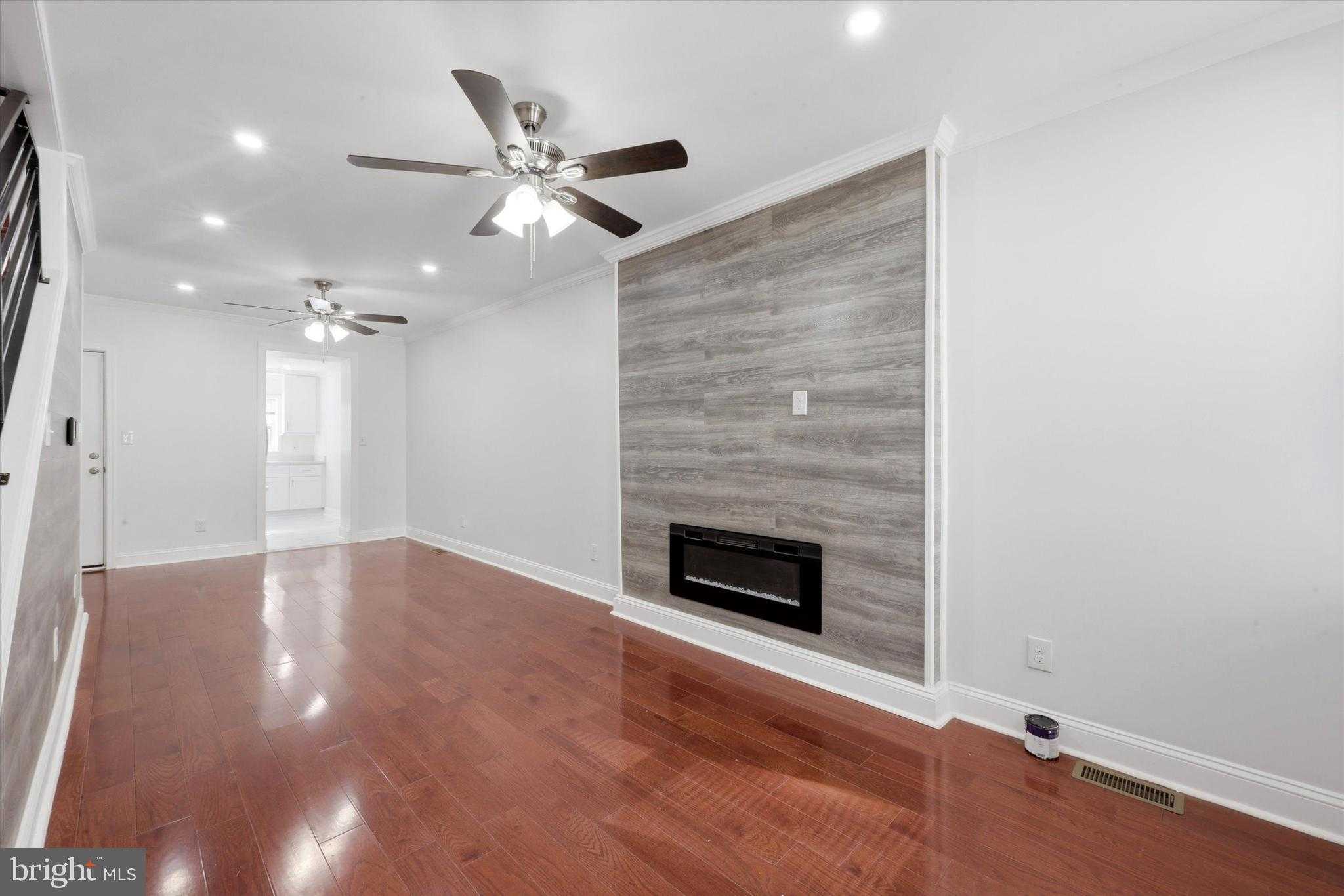 2033 N Mascher St photo 2