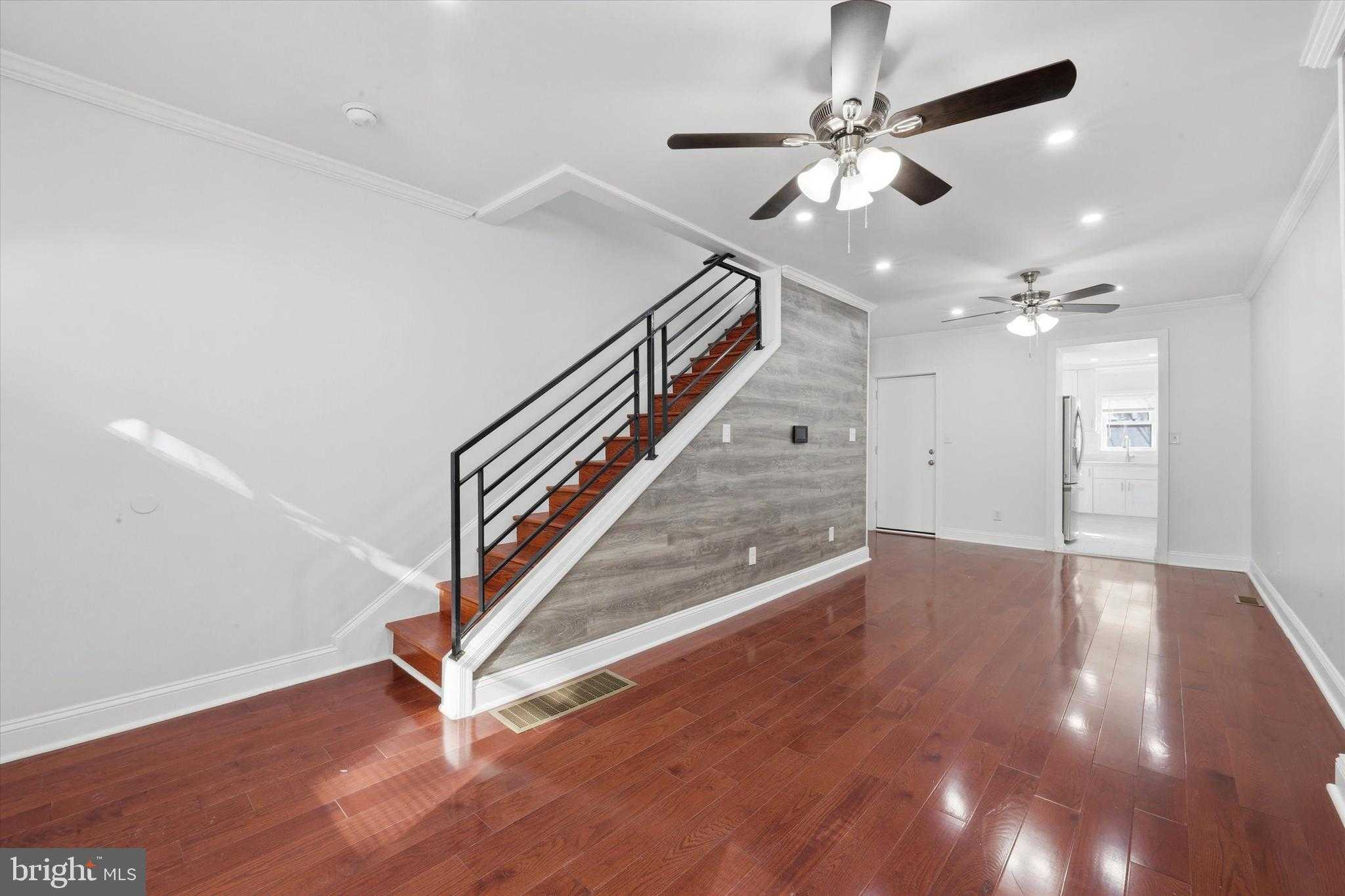 2033 N Mascher St photo 3