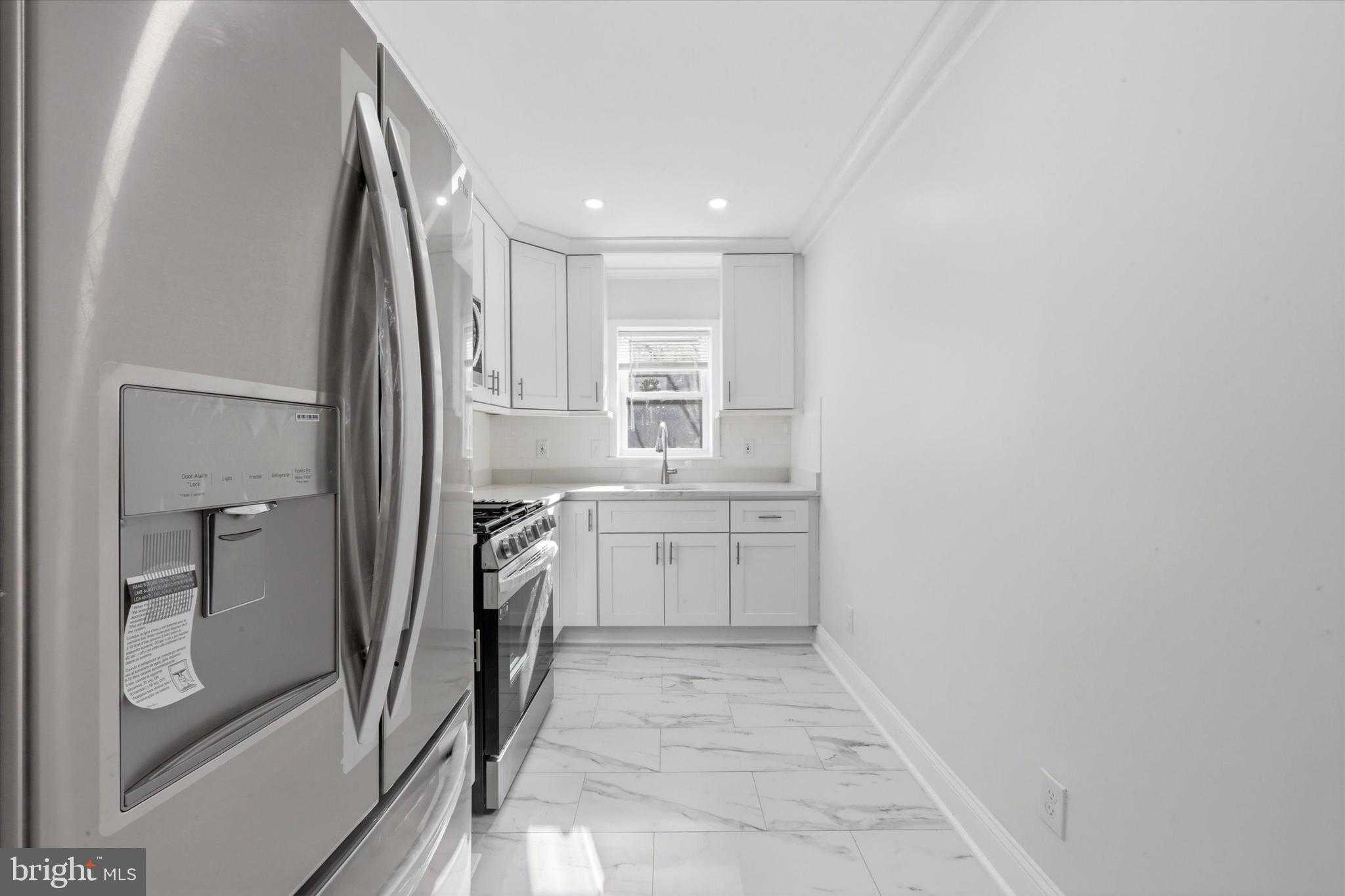 2033 N Mascher St photo 6