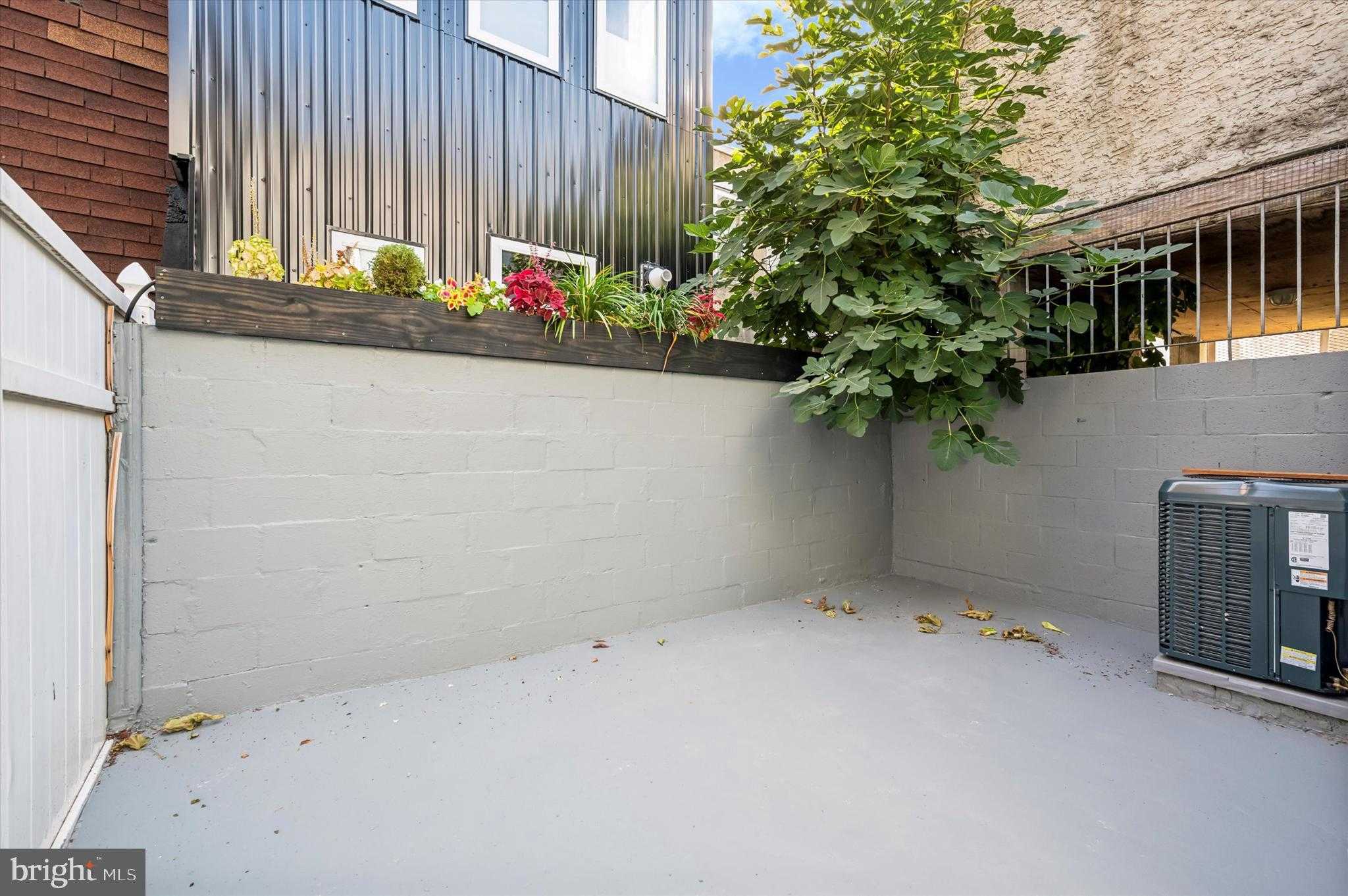 2033 N Mascher St photo 9