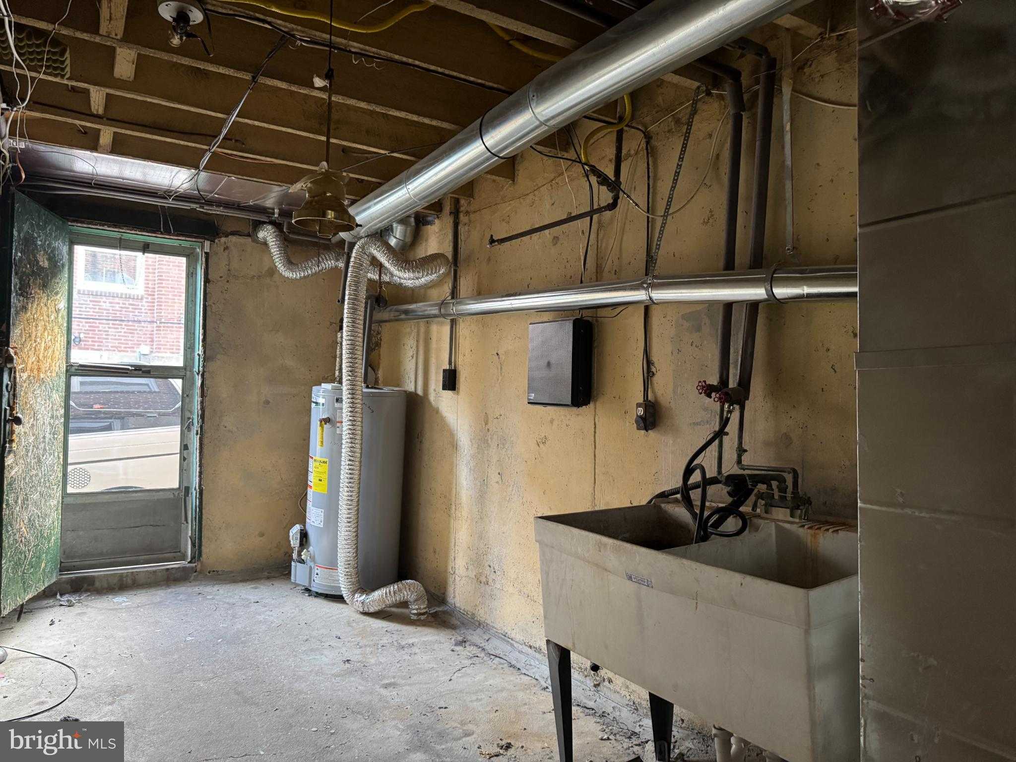 1346 Unruh Ave photo 27