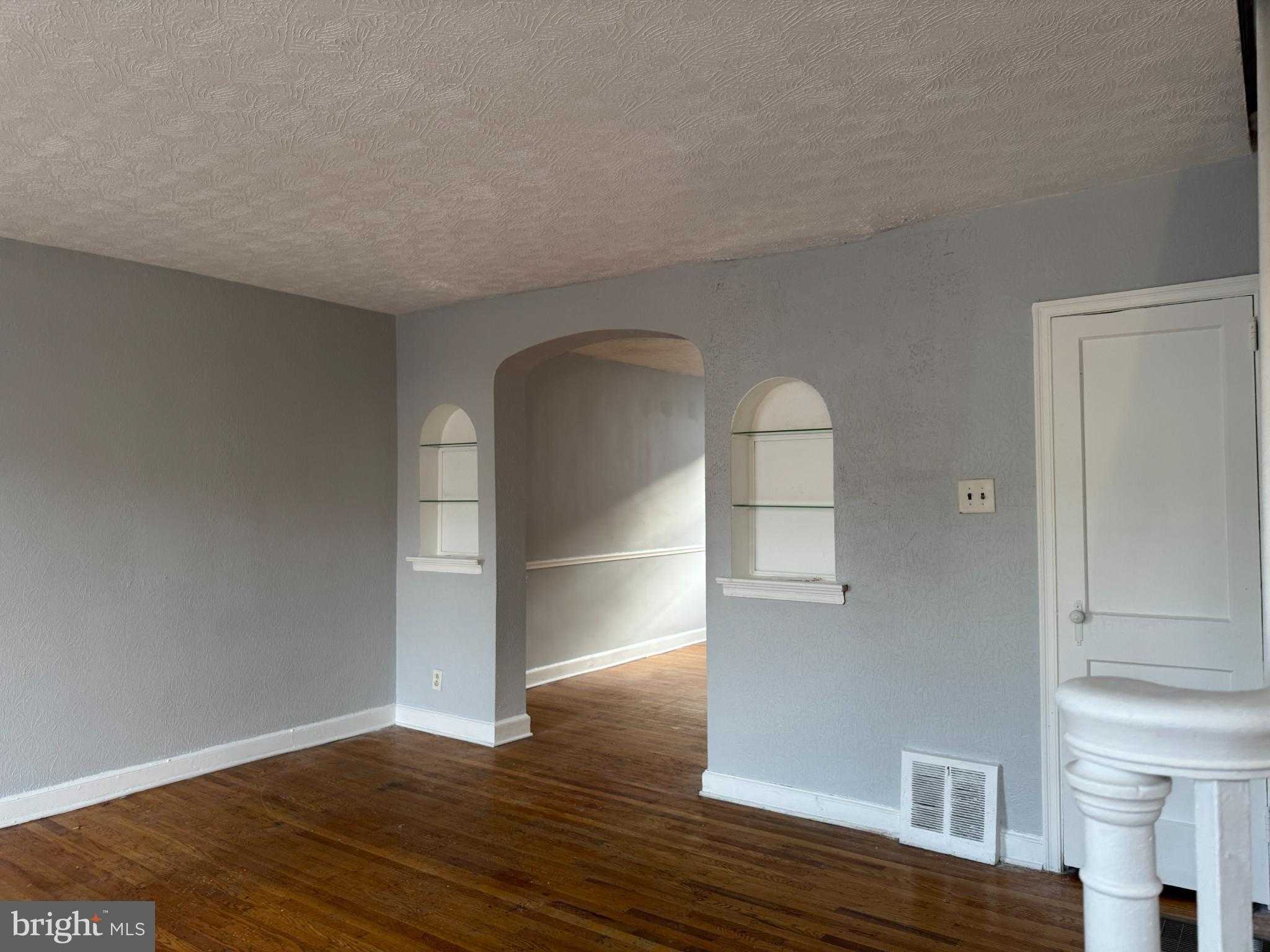 1346 Unruh Ave photo 3