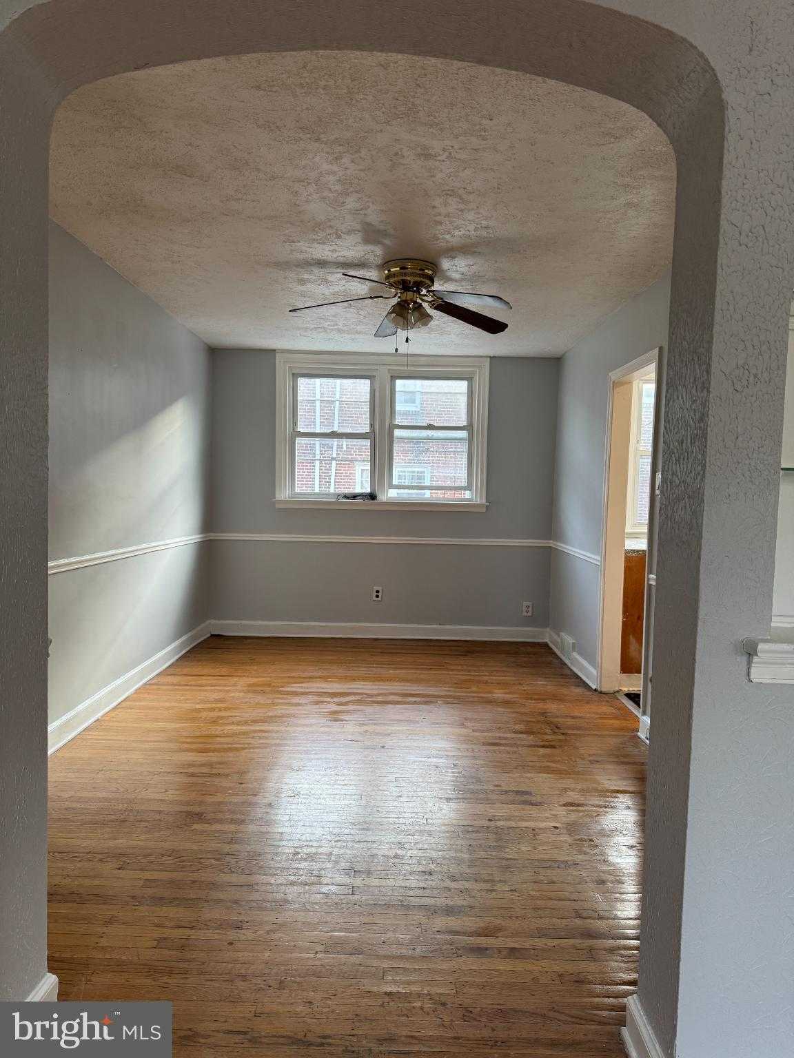 1346 Unruh Ave photo 4