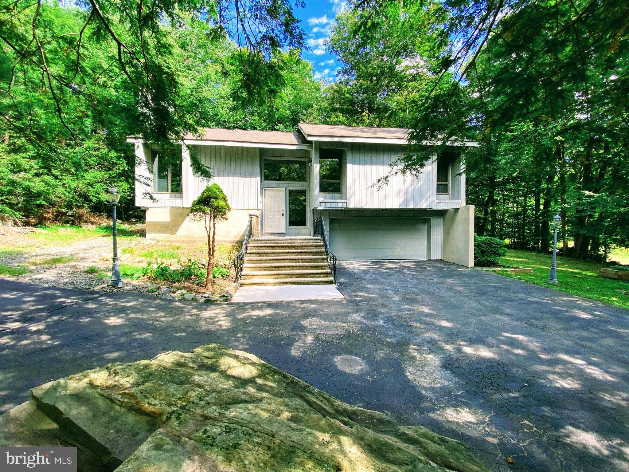 2533 Country Club Dr, Tobyhanna