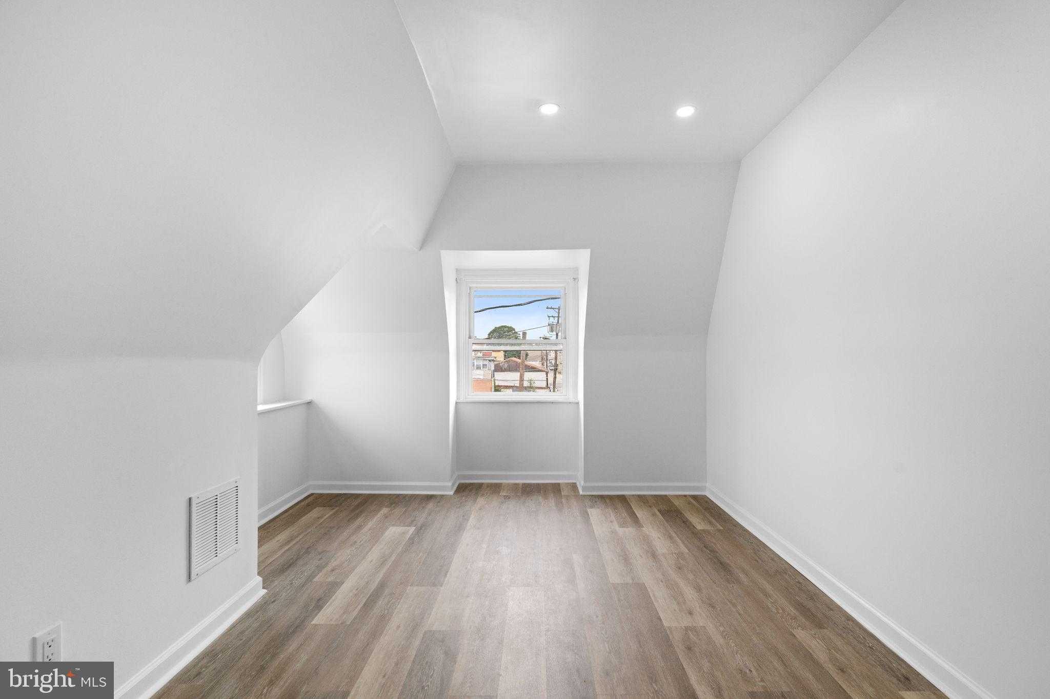 910 Pike St photo 38