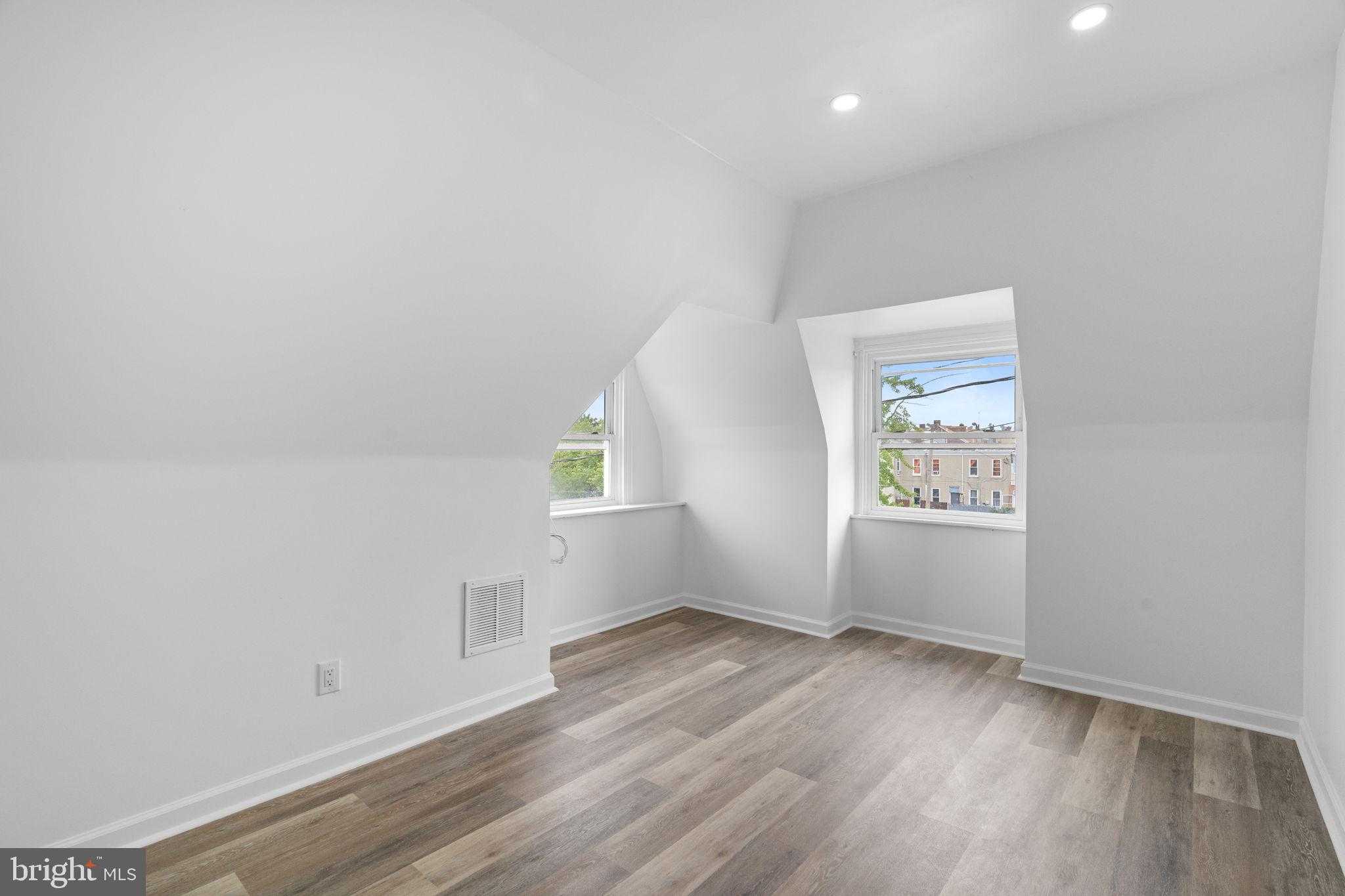 910 Pike St photo 39