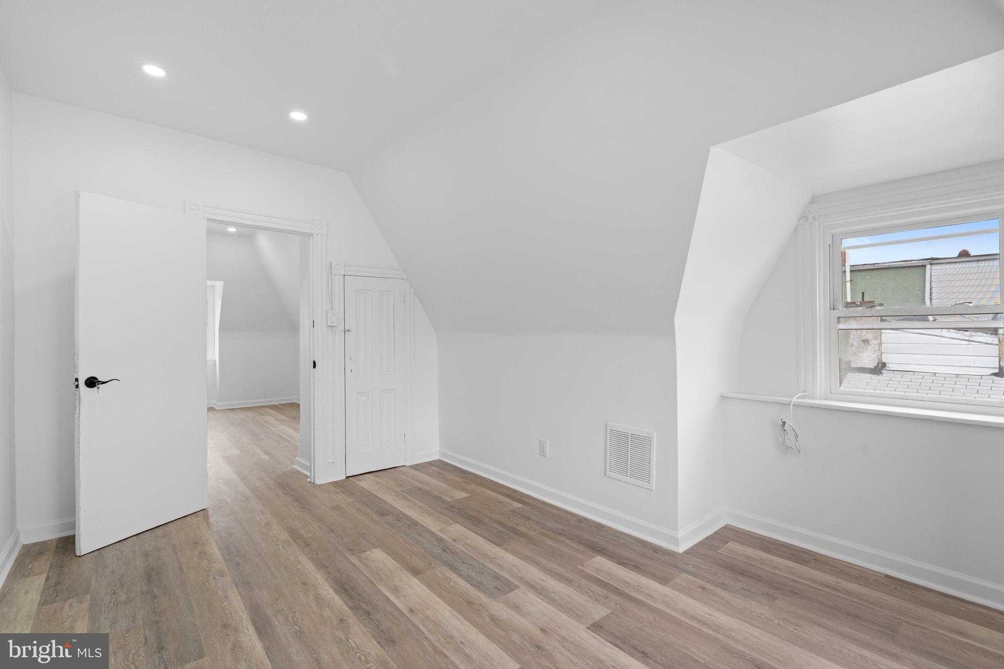 910 Pike St photo 40