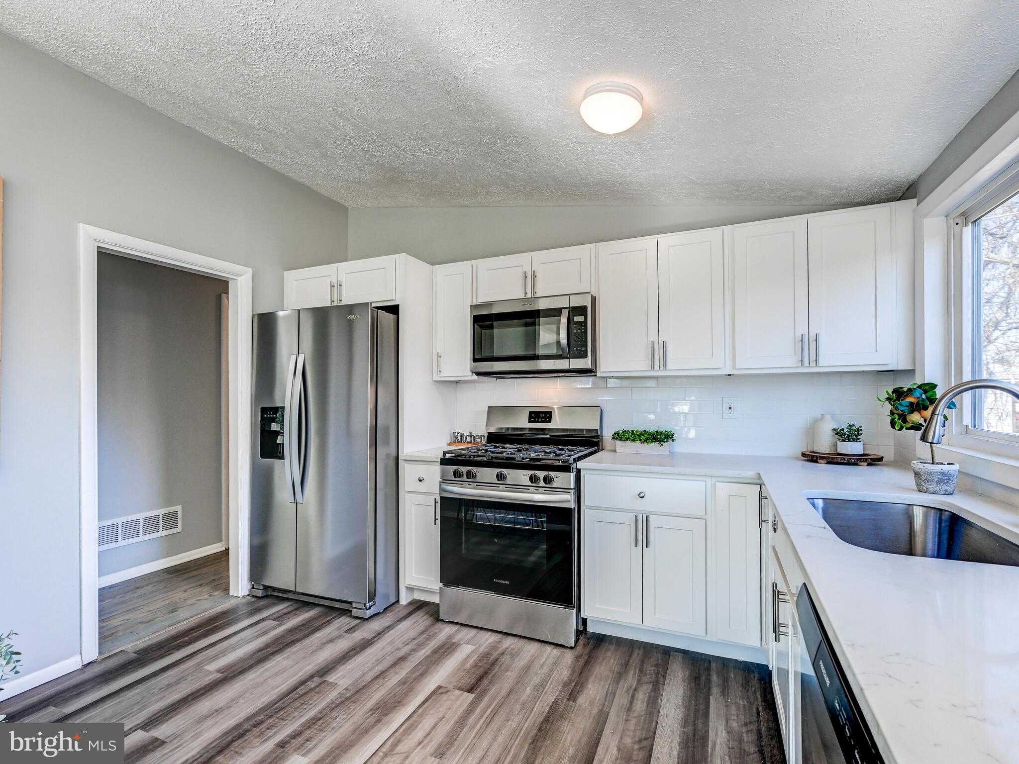 1005 Parkvalley CT photo 11