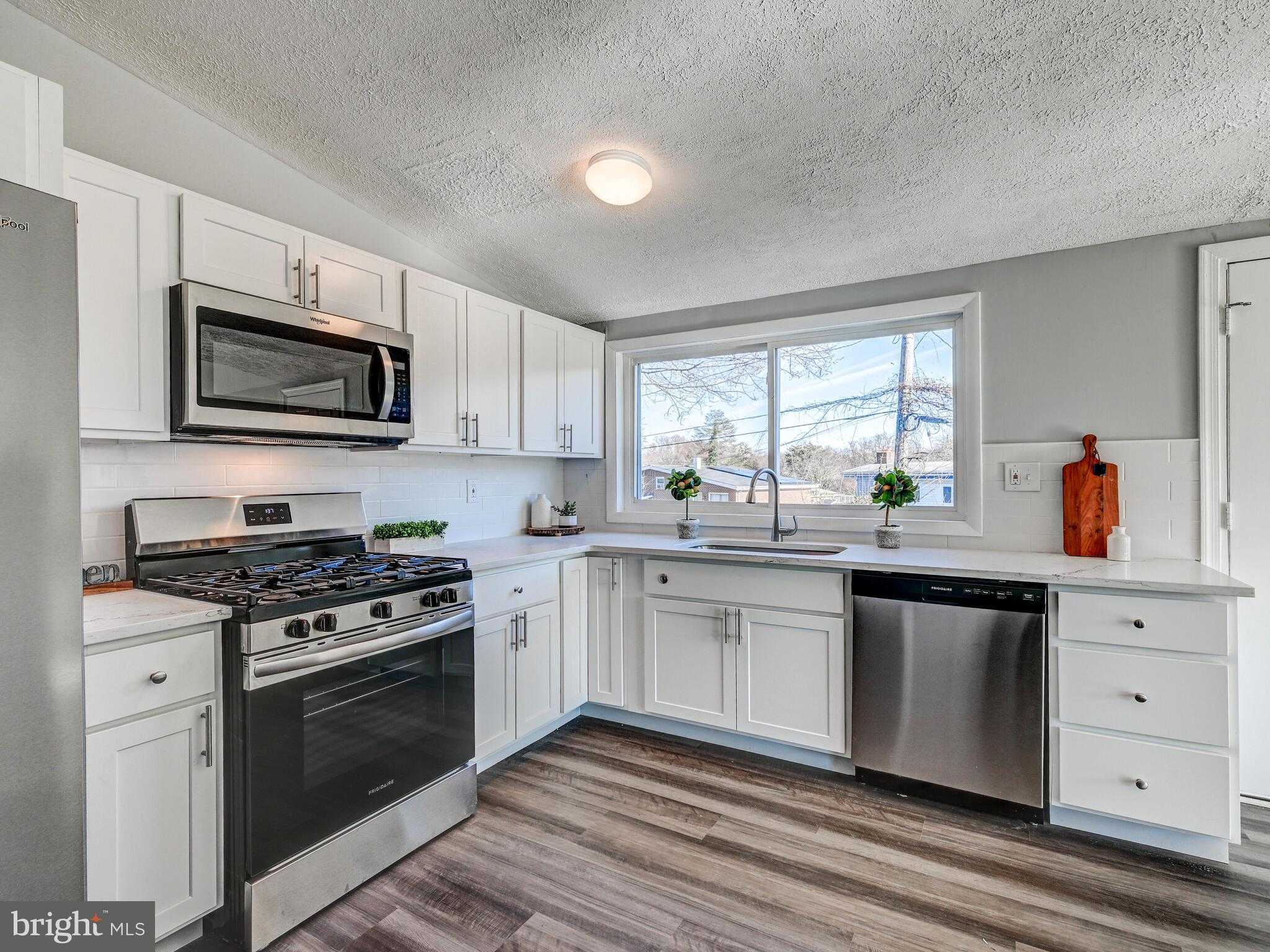 1005 Parkvalley CT photo 12