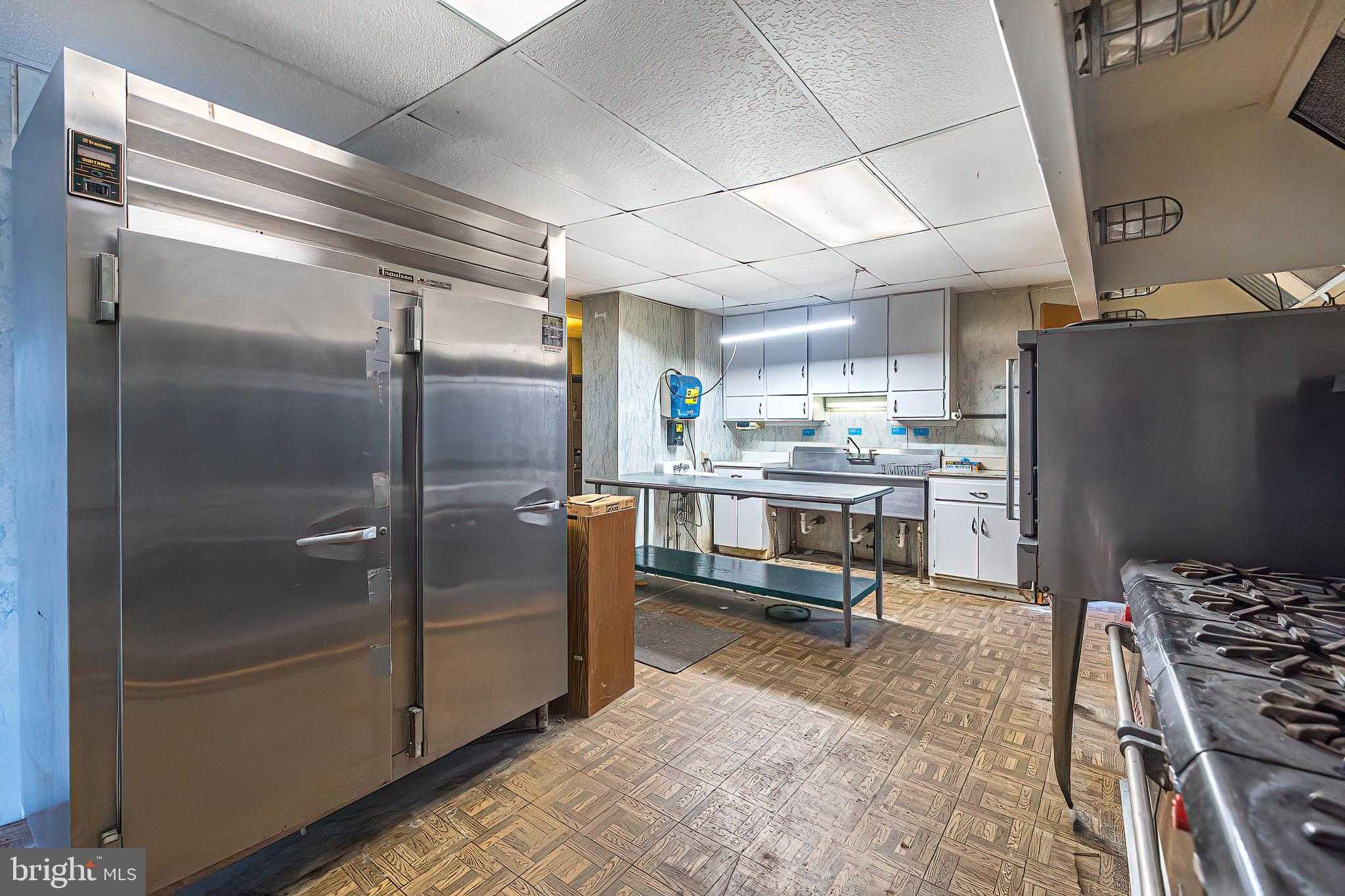 649 Hess Ave photo 15