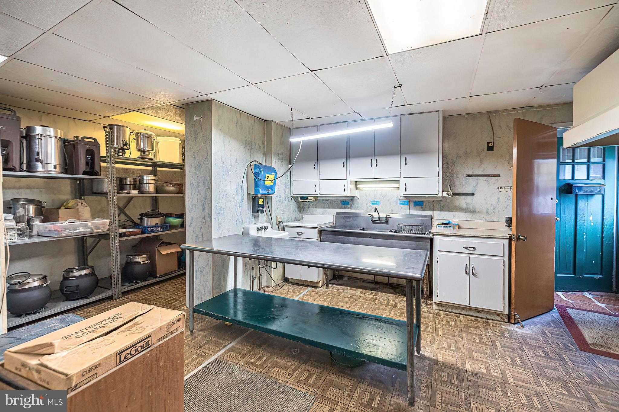 649 Hess Ave photo 16