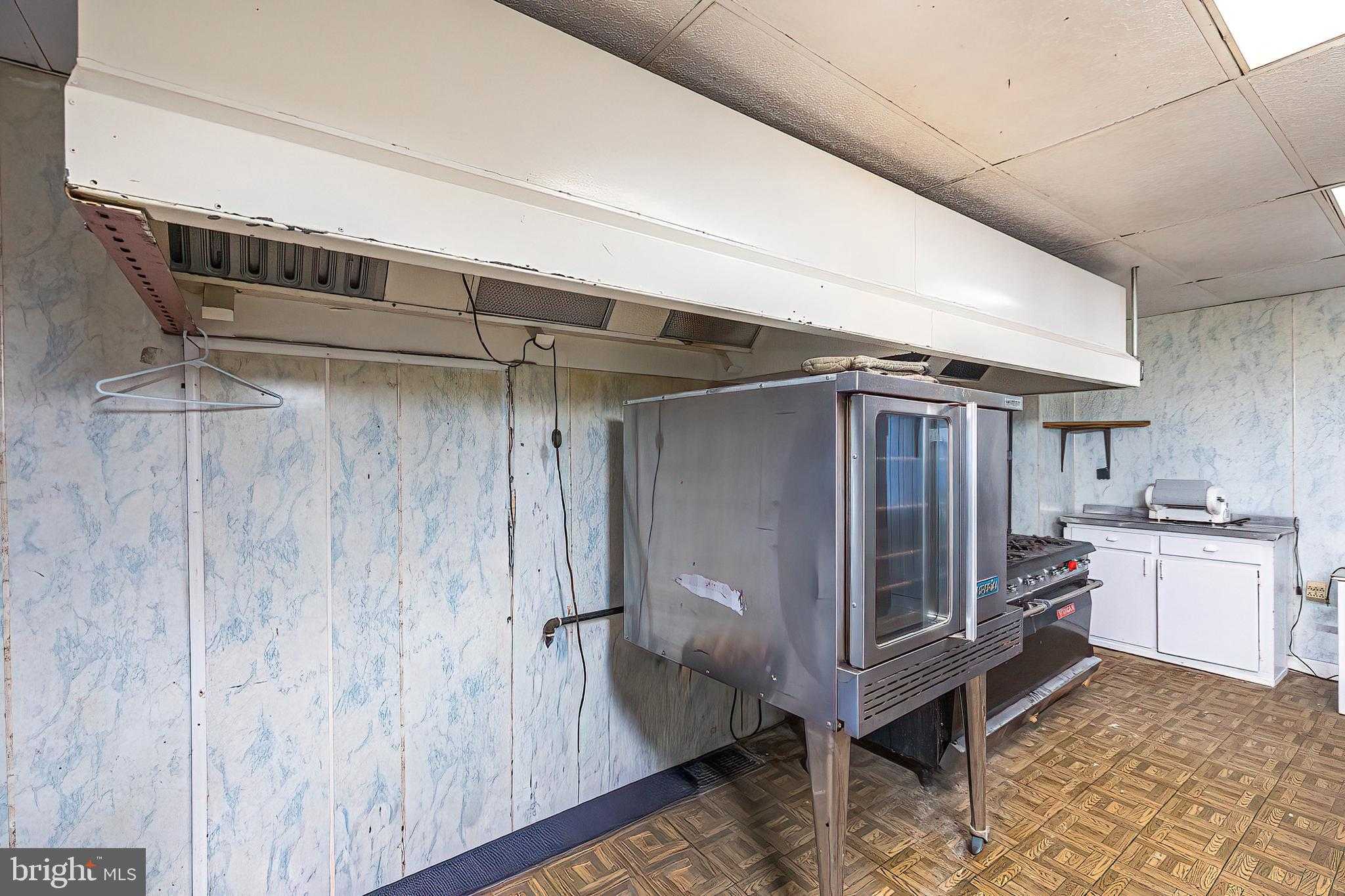 649 Hess Ave photo 17