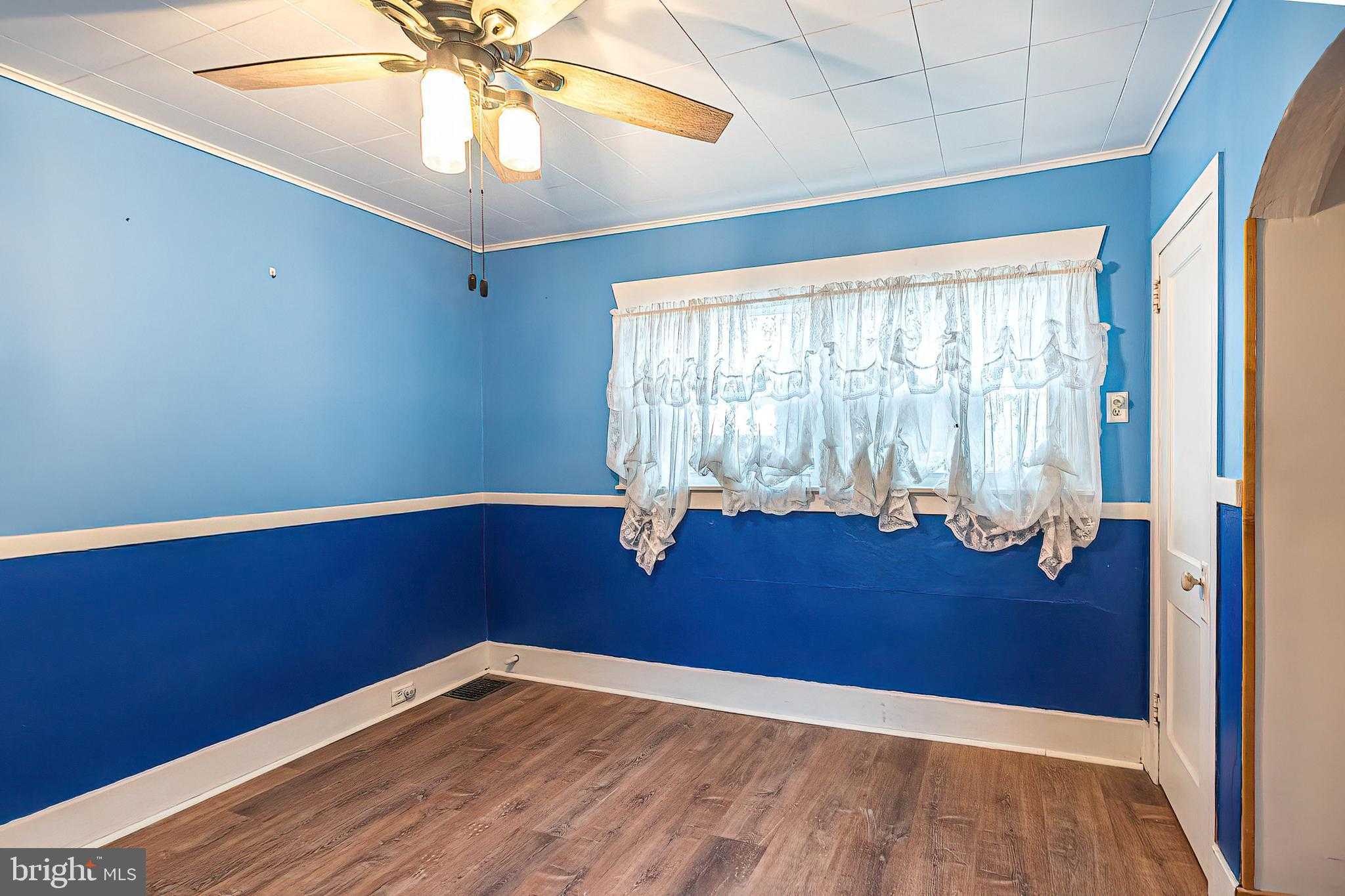 649 Hess Ave photo 27