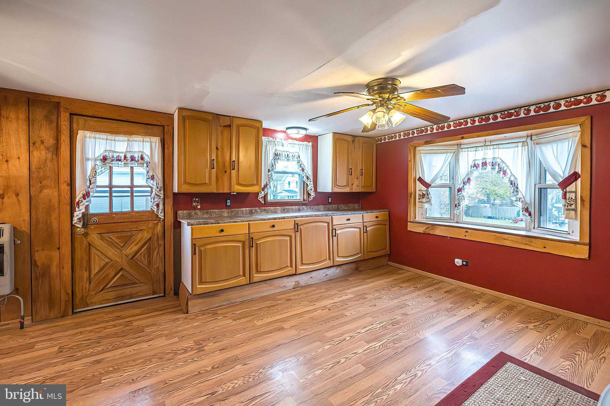 649 Hess Ave photo 31