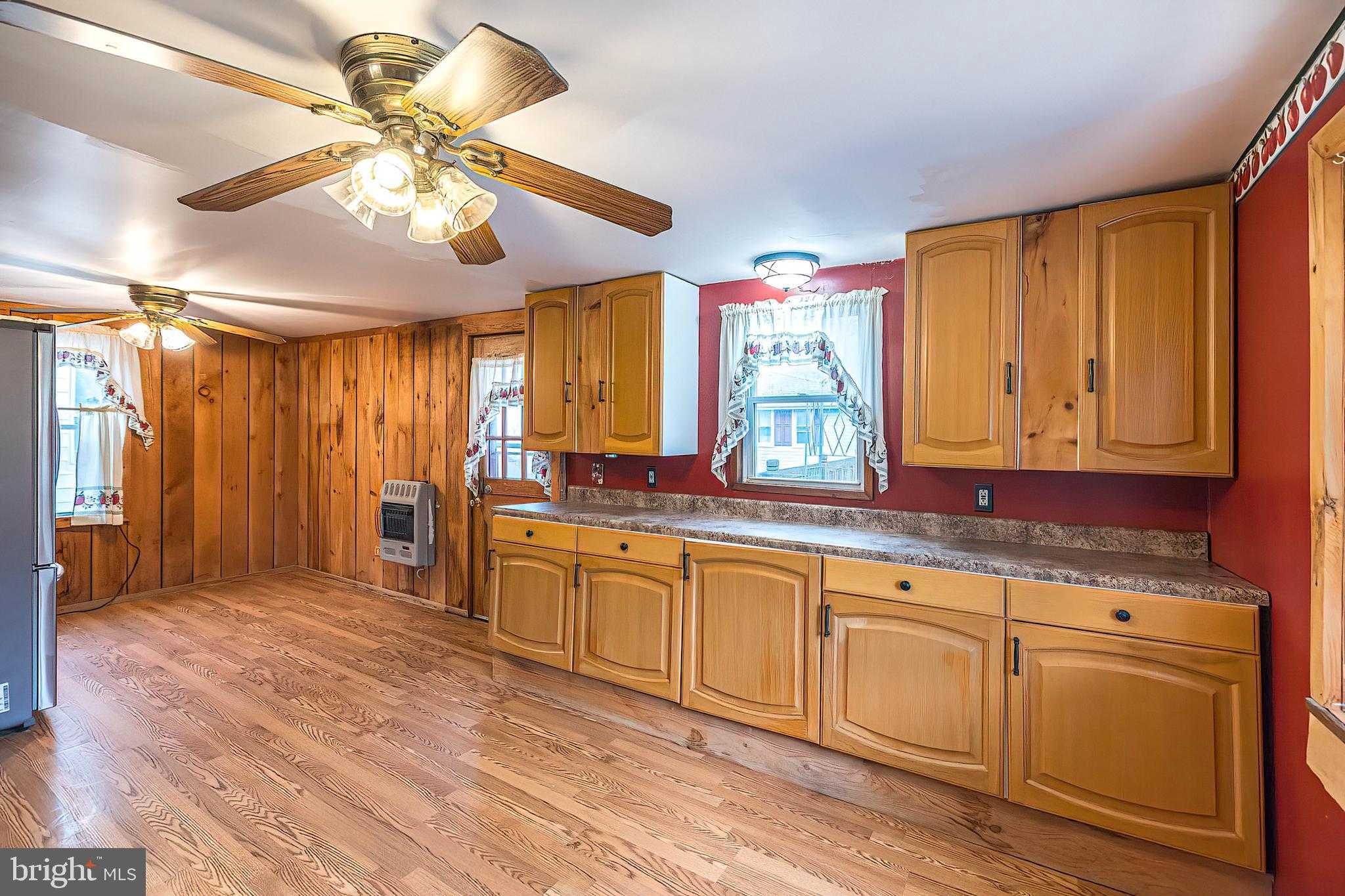 649 Hess Ave photo 33