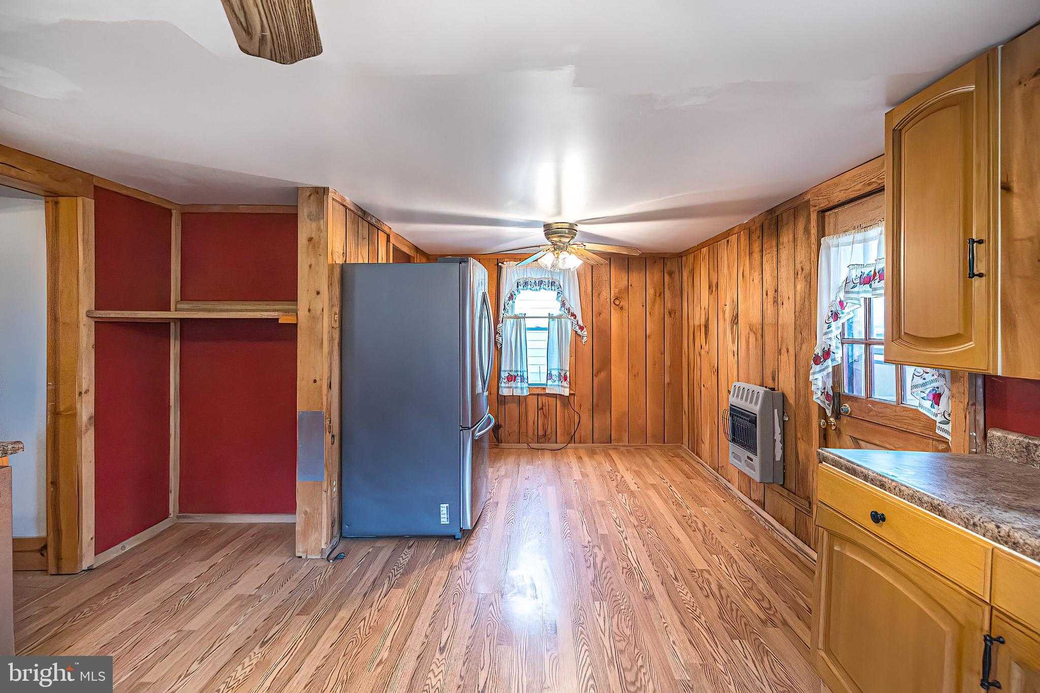 649 Hess Ave photo 35