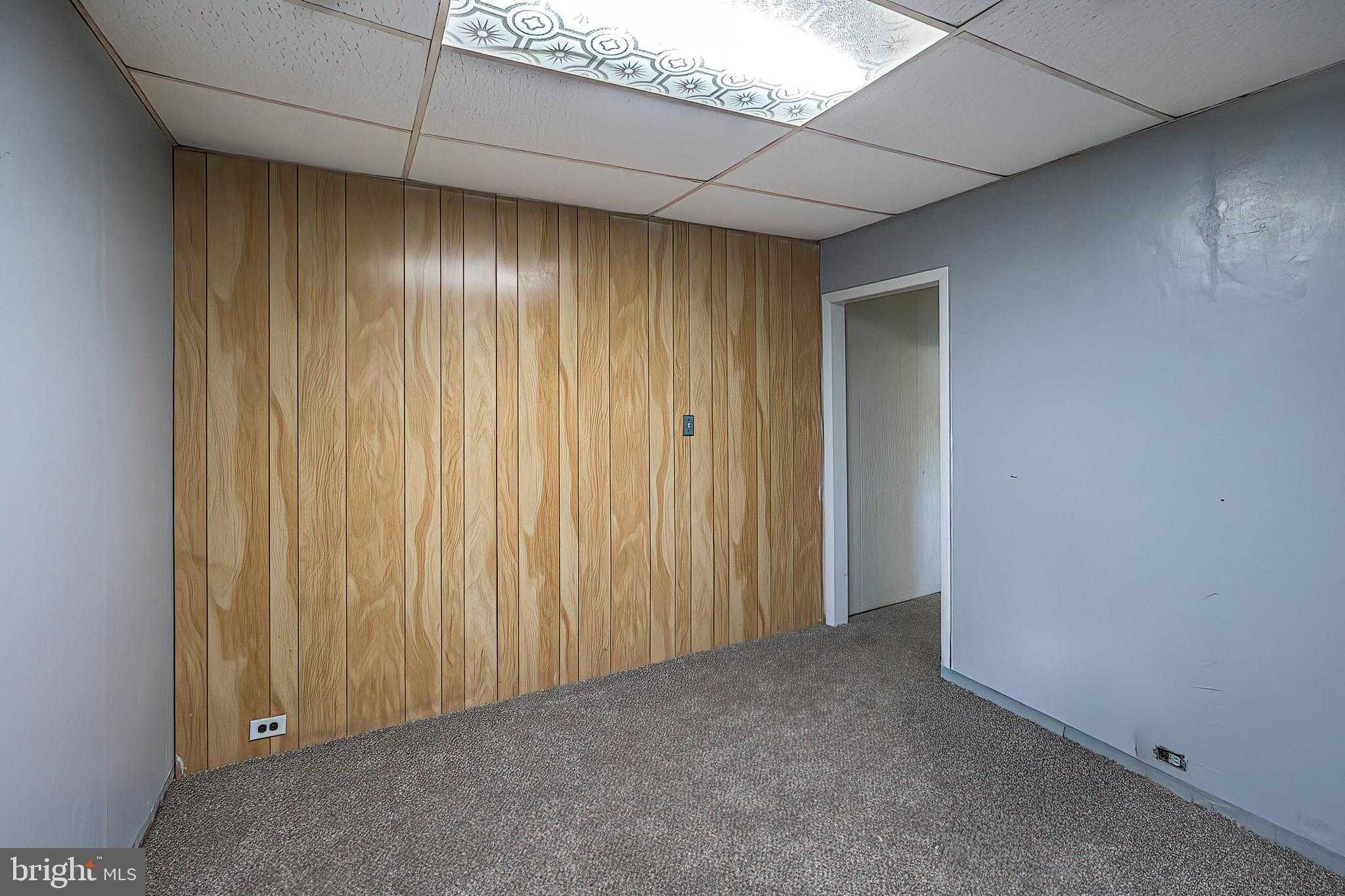 649 Hess Ave photo 6