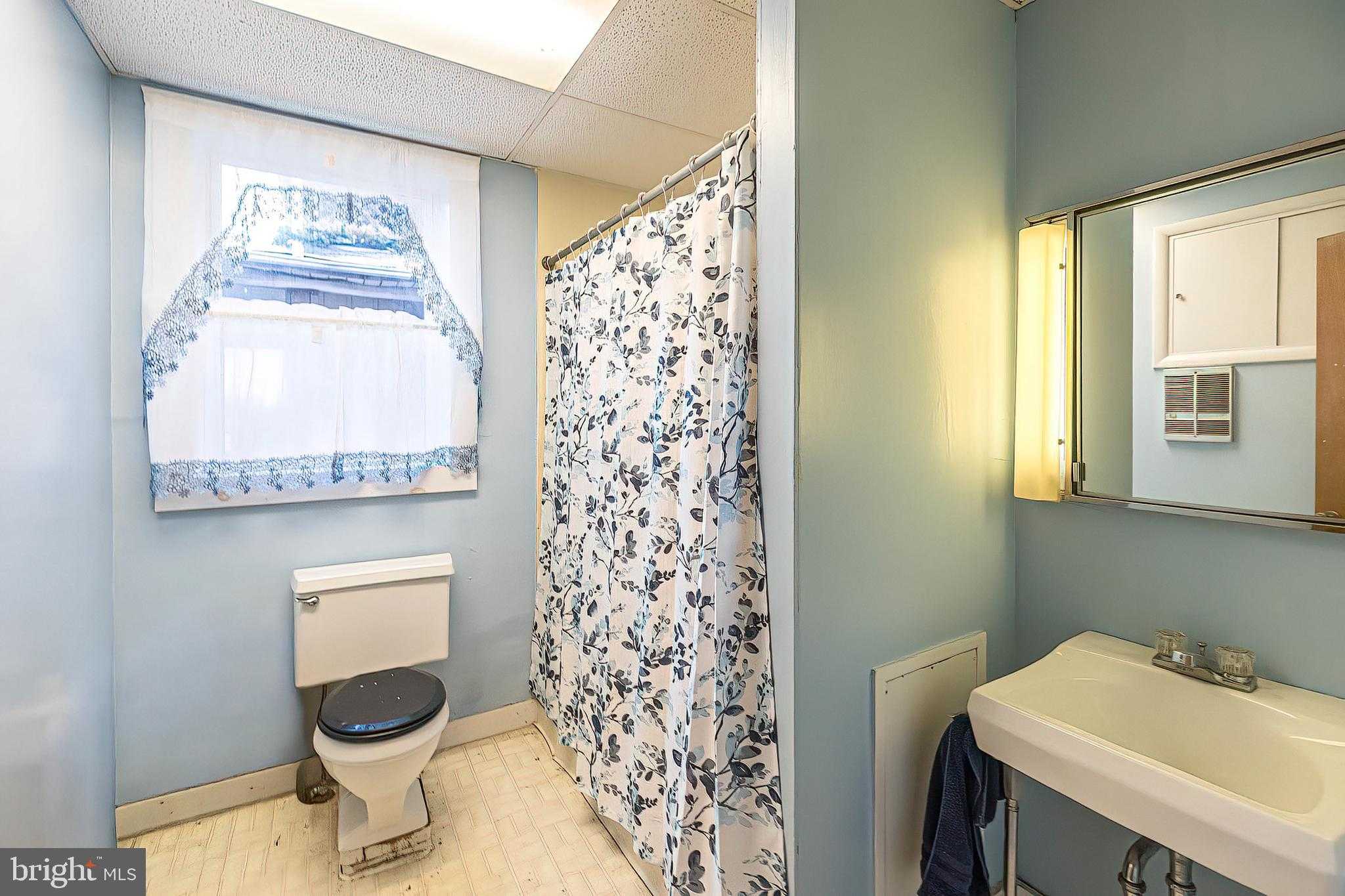 649 Hess Ave photo 7