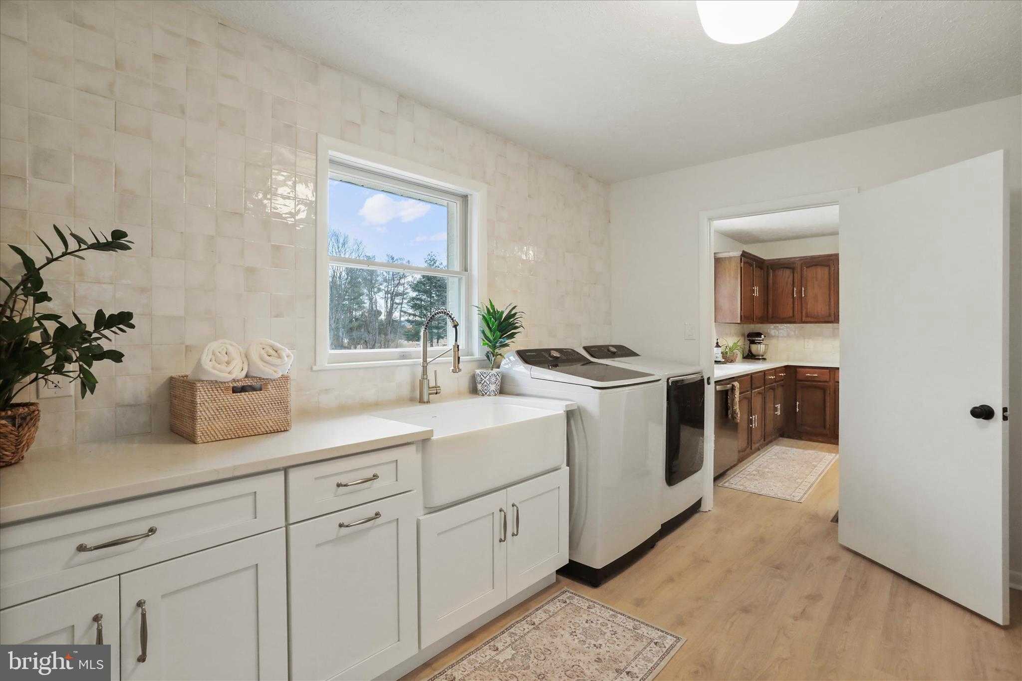 717 W Locust St photo 12