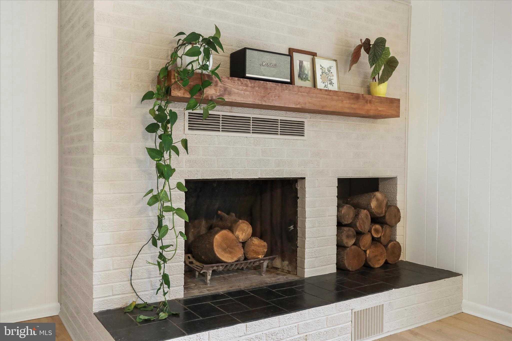 717 W Locust St photo 16