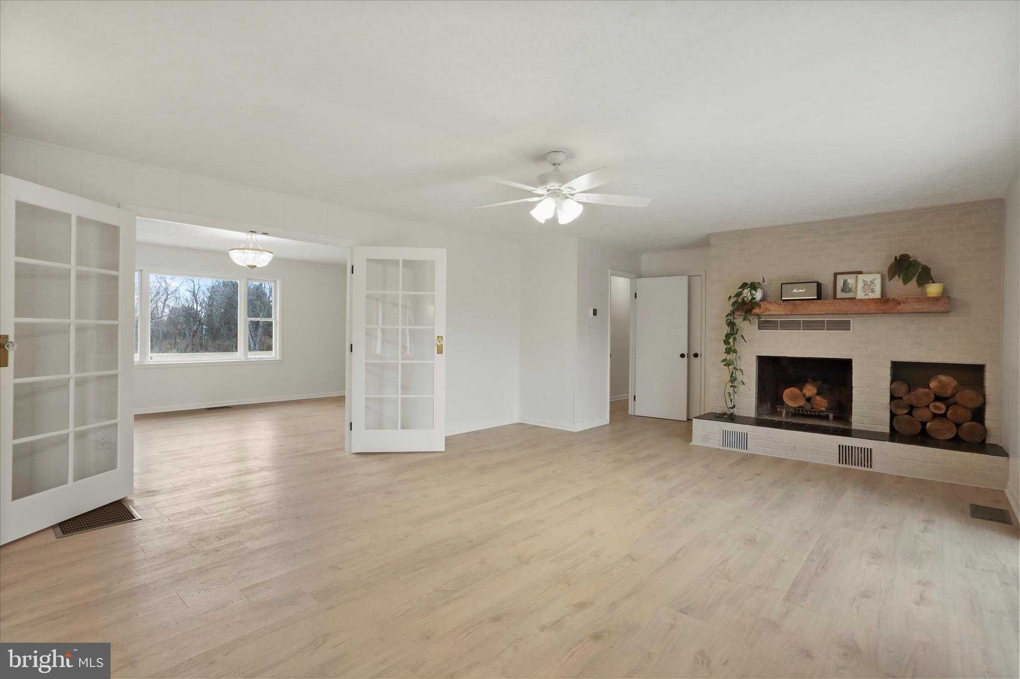 717 W Locust St photo 17