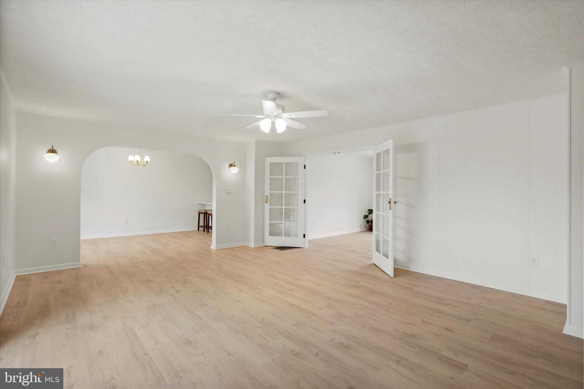 717 W Locust St photo 21