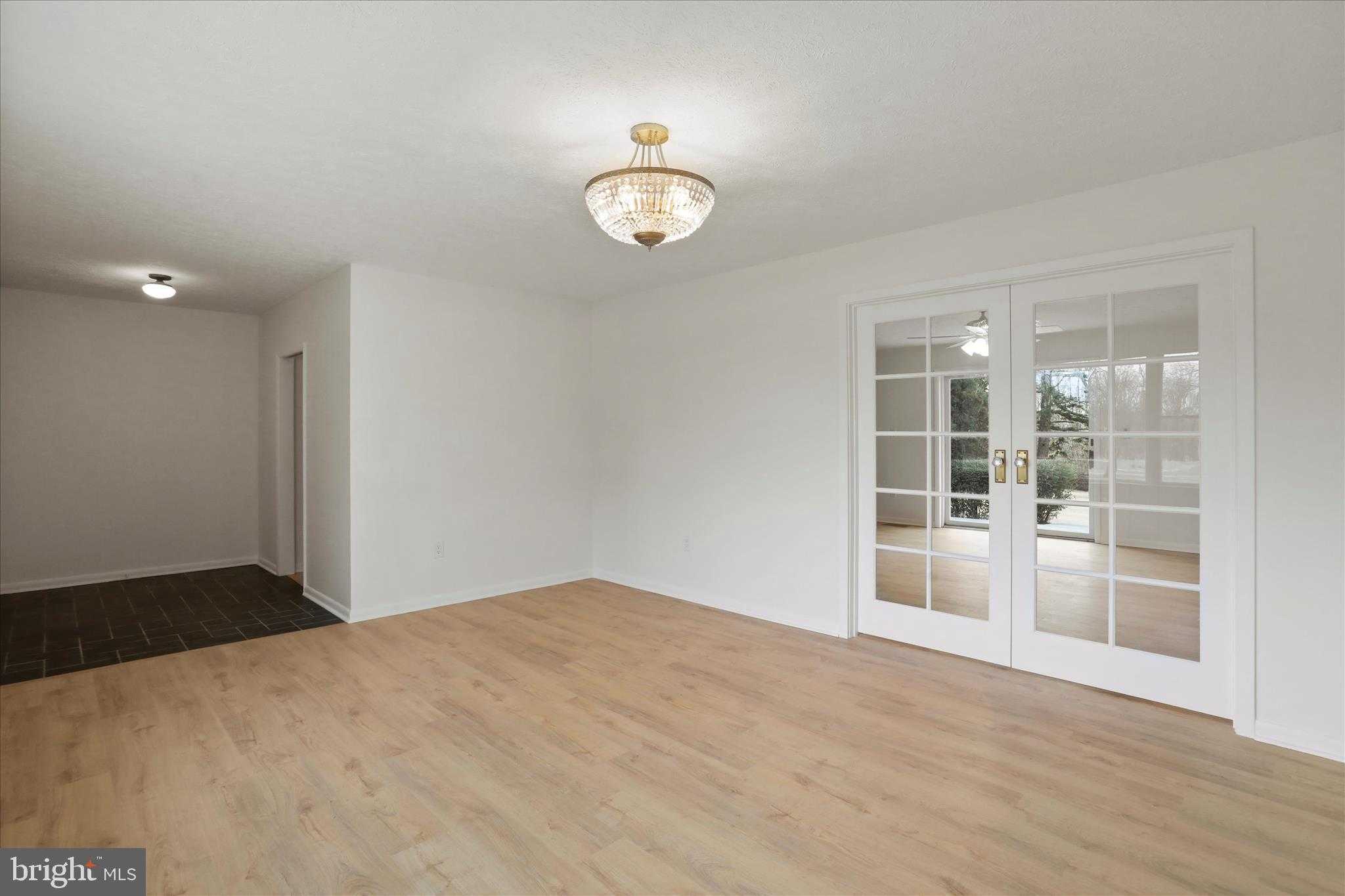 717 W Locust St photo 23