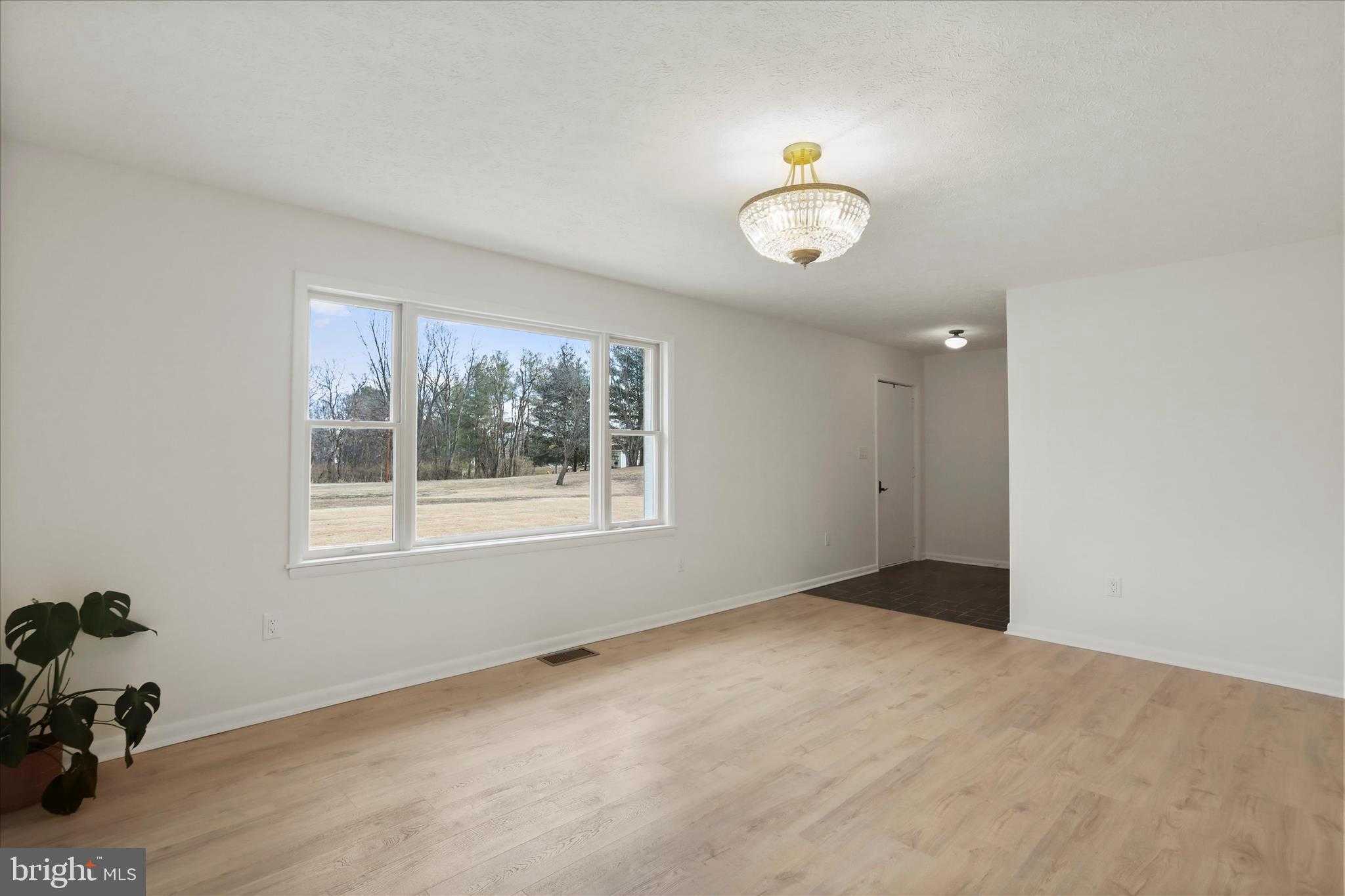 717 W Locust St photo 24