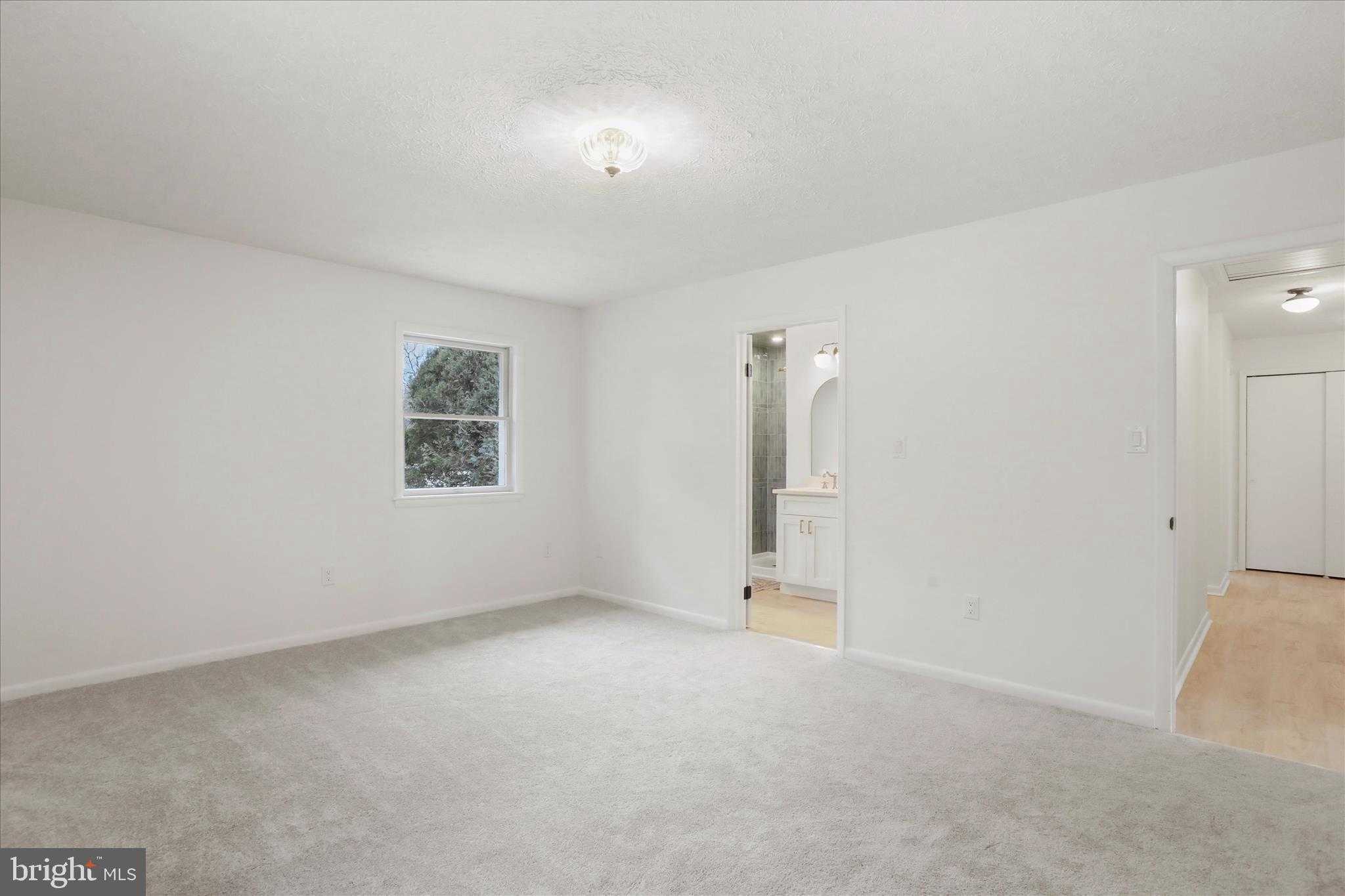 717 W Locust St photo 26