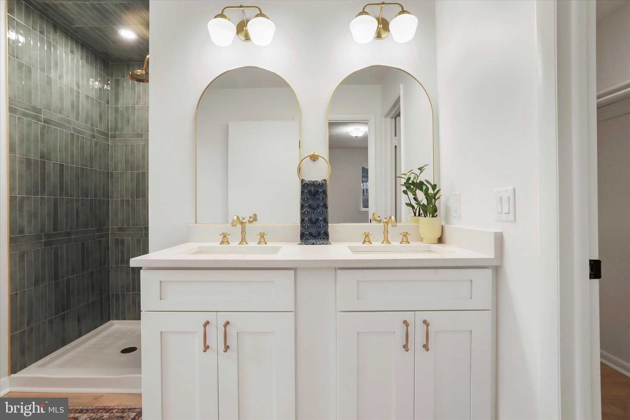 717 W Locust St photo 29