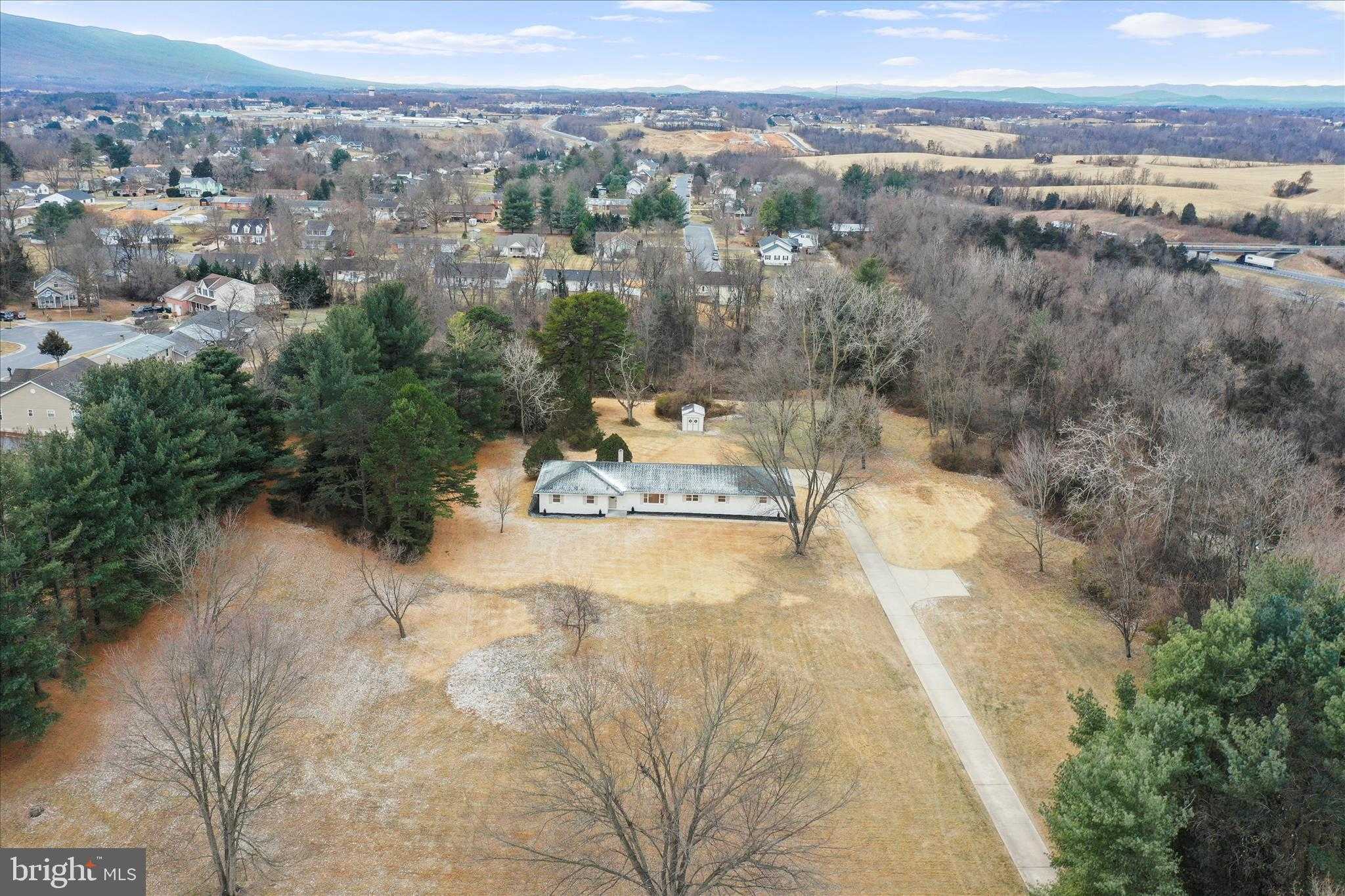 717 W Locust St photo 3