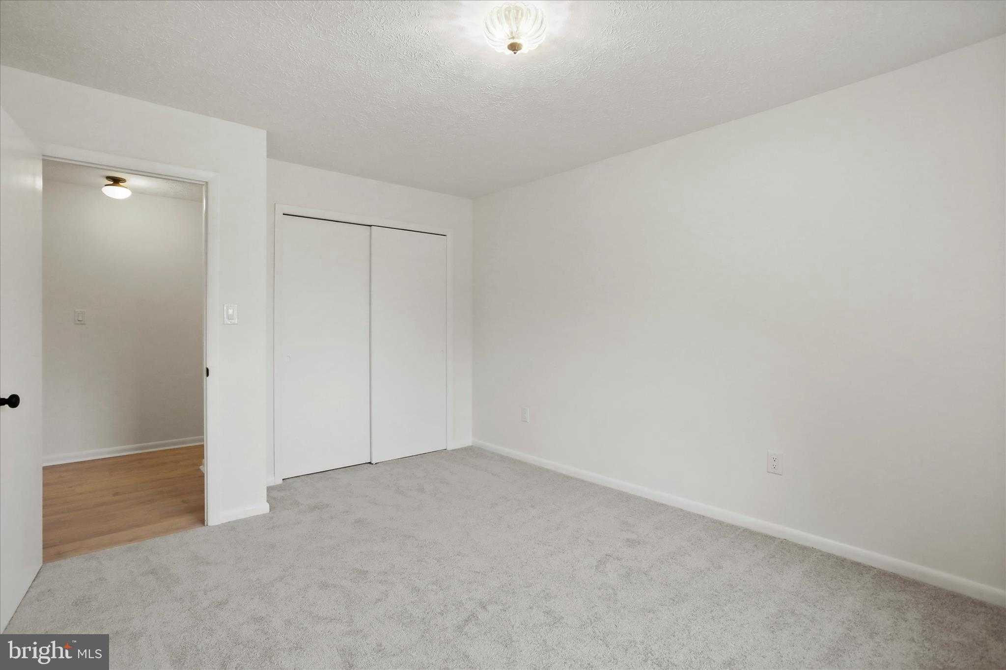 717 W Locust St photo 32