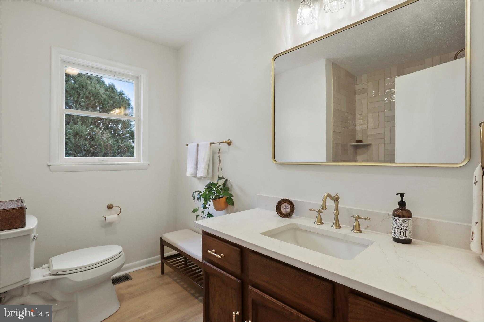 717 W Locust St photo 35