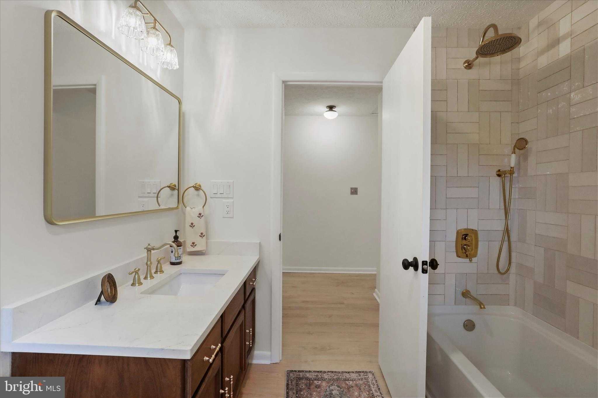 717 W Locust St photo 37