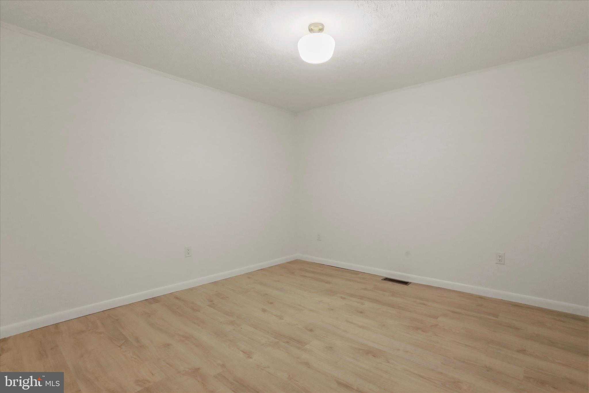 717 W Locust St photo 38