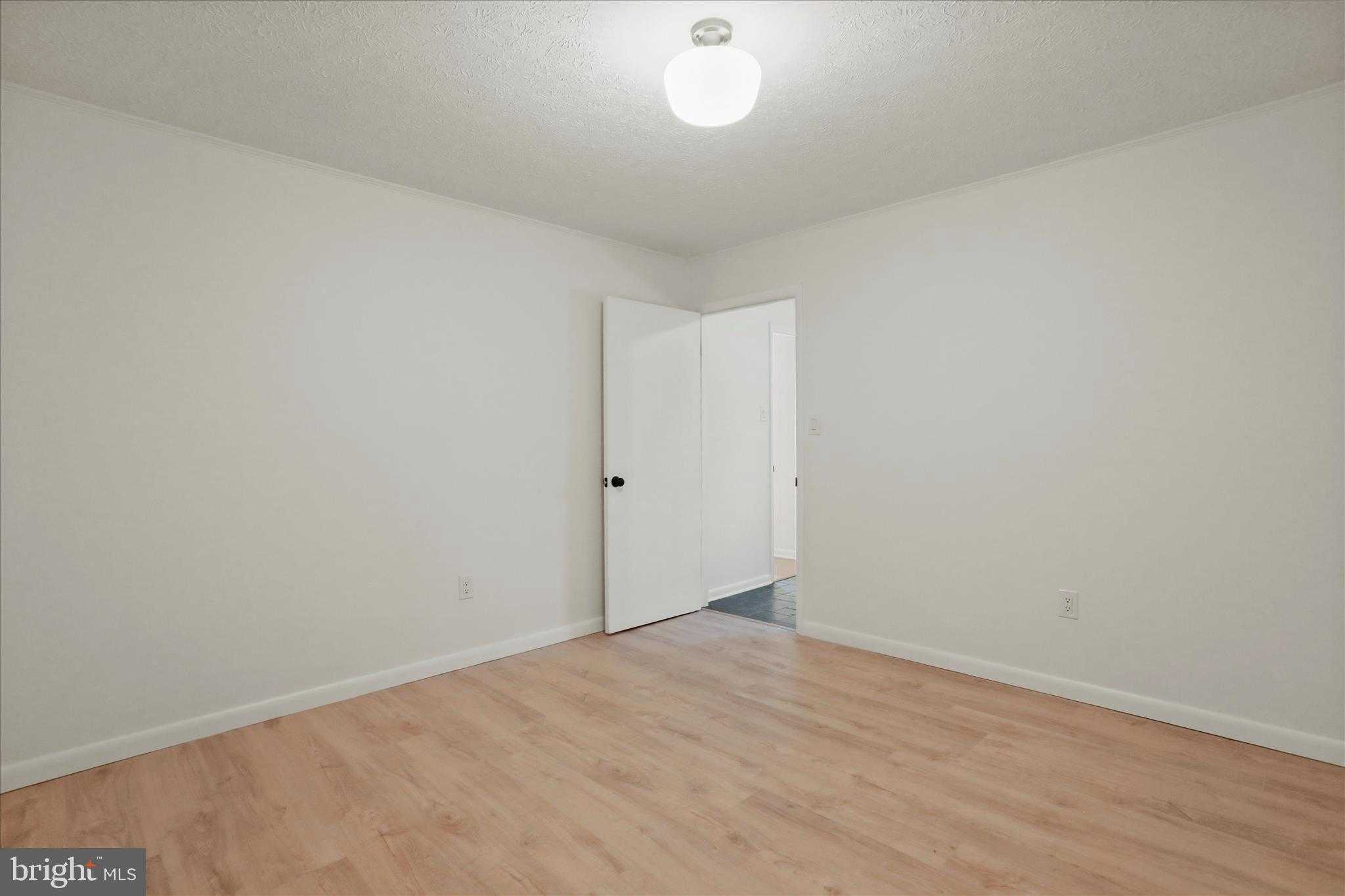 717 W Locust St photo 39